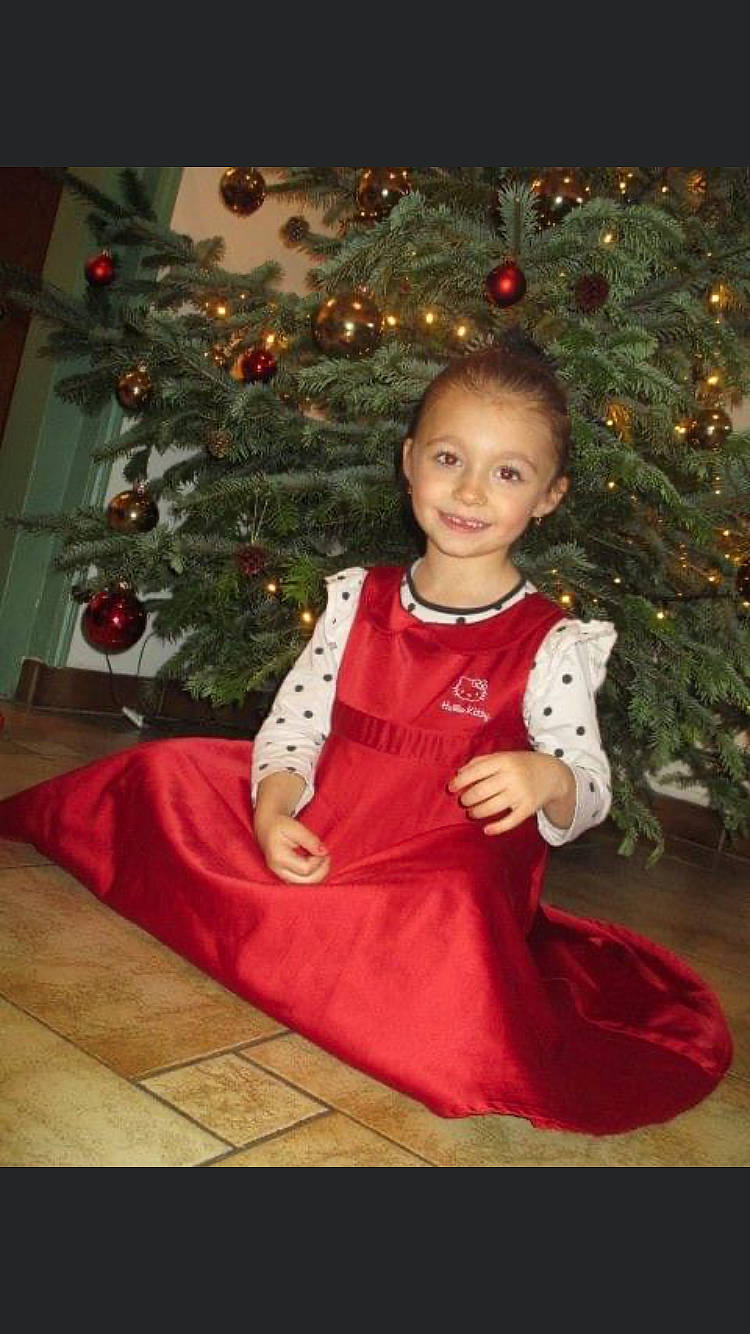 Mailyss a rejoint le concours — aidez-le/la à gagner de superbes lots ! child, christmas, christmas_decoration, christmas_ornament, christmas_tree, conifer, dress, event, evergreen, happy, holiday, holiday_ornament, joy, ornament, person, plant, sitting, sleeve, smile, standing