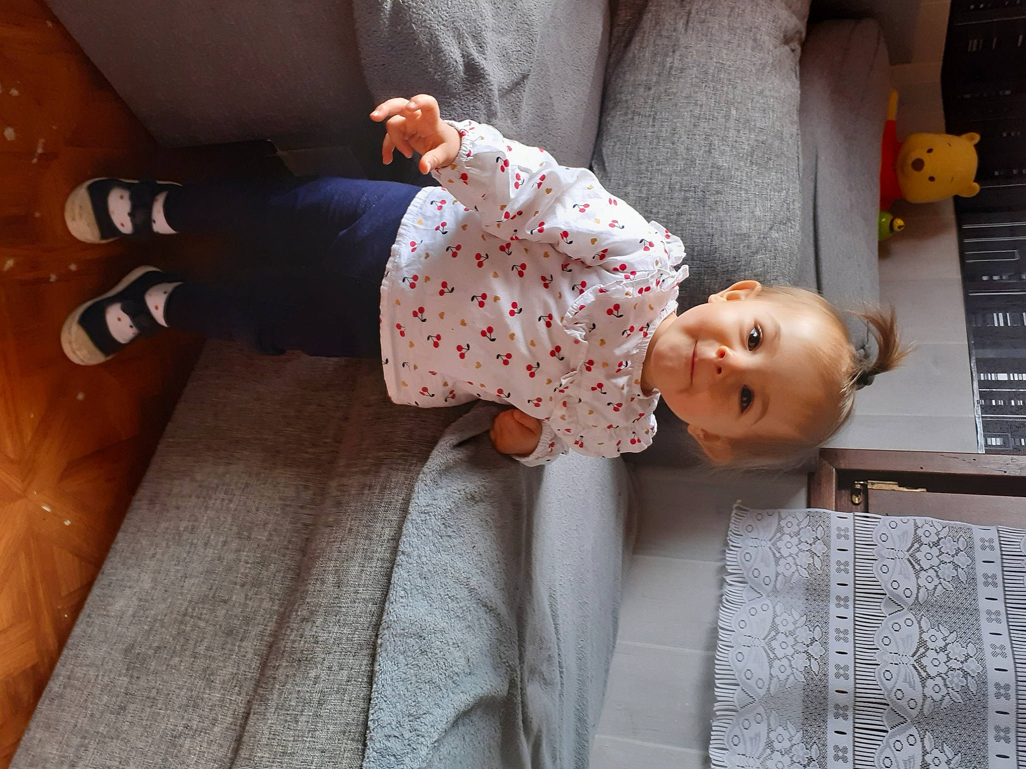Lola a rejoint le concours — aidez-le/la à gagner de superbes lots ! baby, baby_products, baby_toddler_clothing, bedding, child, comfort, computer_keyboard, couch, floor, flooring, human_leg, joy, leg, linens, pattern, person, room, sitting, sock, toddler