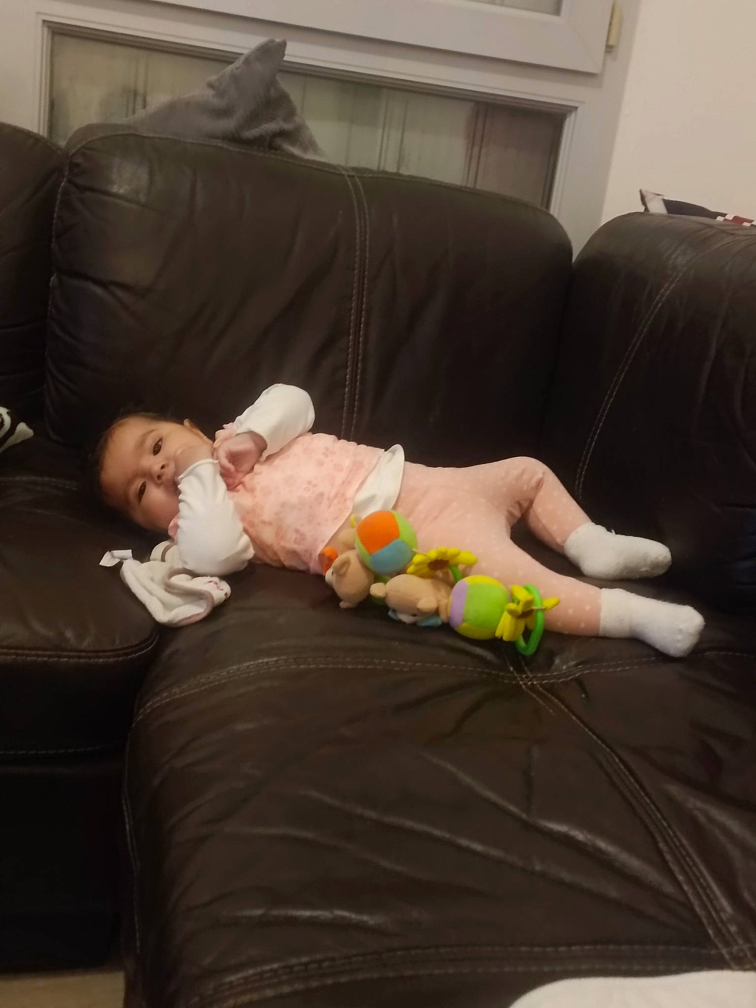 Kenza a rejoint le concours — aidez-le/la à gagner de superbes lots ! baby, child, cloud, comfort, couch, electronic_device, finger, floor, flooring, furniture, human_body, human_leg, knee, lap, leg, linens, living_room, person, thigh, toddler