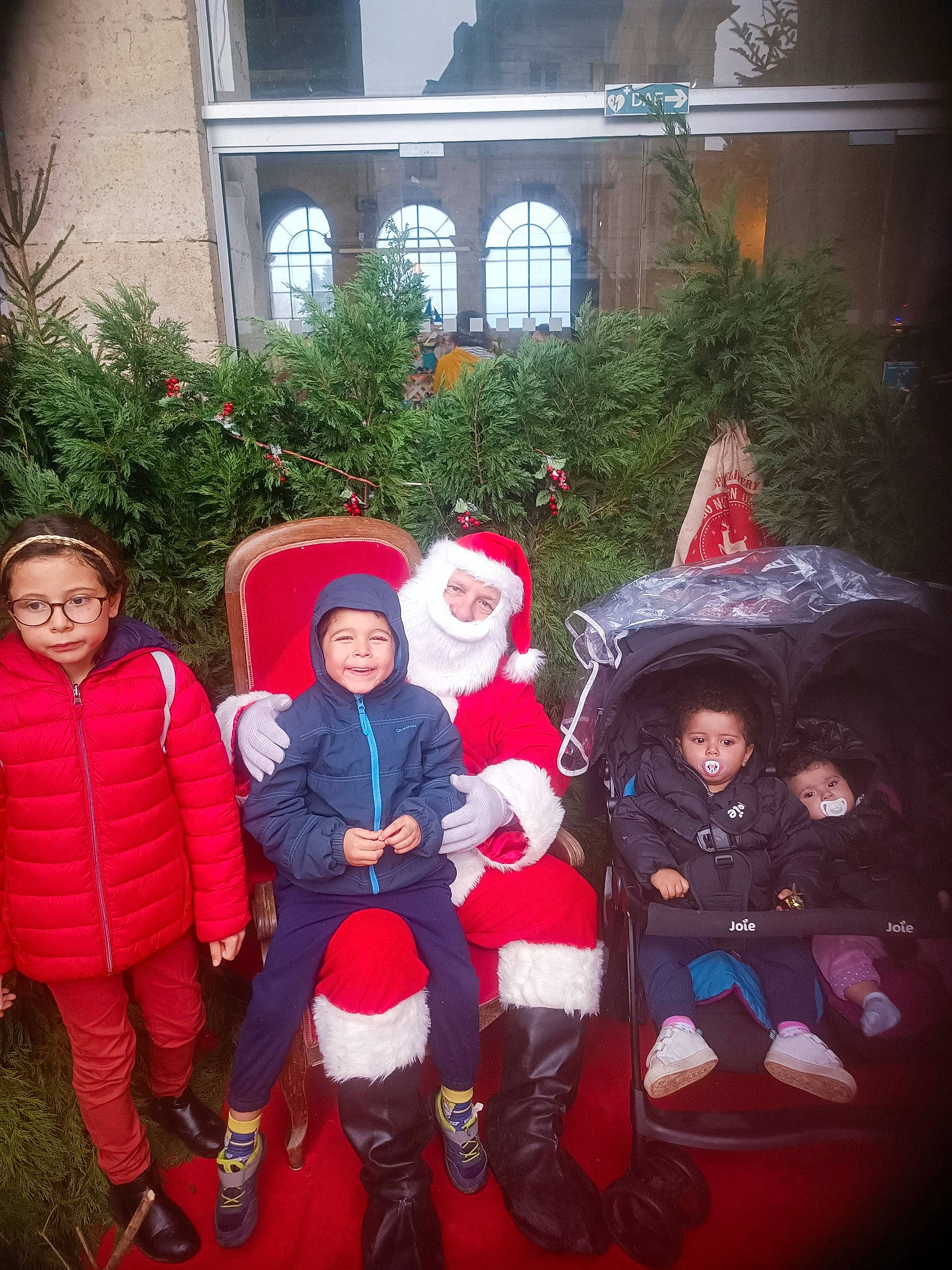 Kenza a rejoint le concours — aidez-le/la à gagner de superbes lots ! boot, child, christmas_decoration, clothing, event, fun, happy, headwear, holiday, jacket, joy, lap, leisure, outerwear, person, plant, red, santa_claus, smile, toddler
