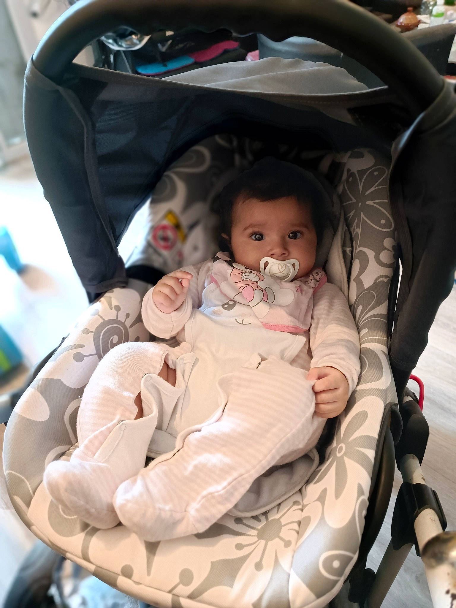 Kenza participe au concours pour gagner de l'argent avec cette photo : auto_part, baby, baby_carriage, baby_products, baby_safety, baby_toddler_clothing, car_seat, carmine, cheek, child, comfort, event, eye, fun, human, infant_bed, lap, person, sitting, skin