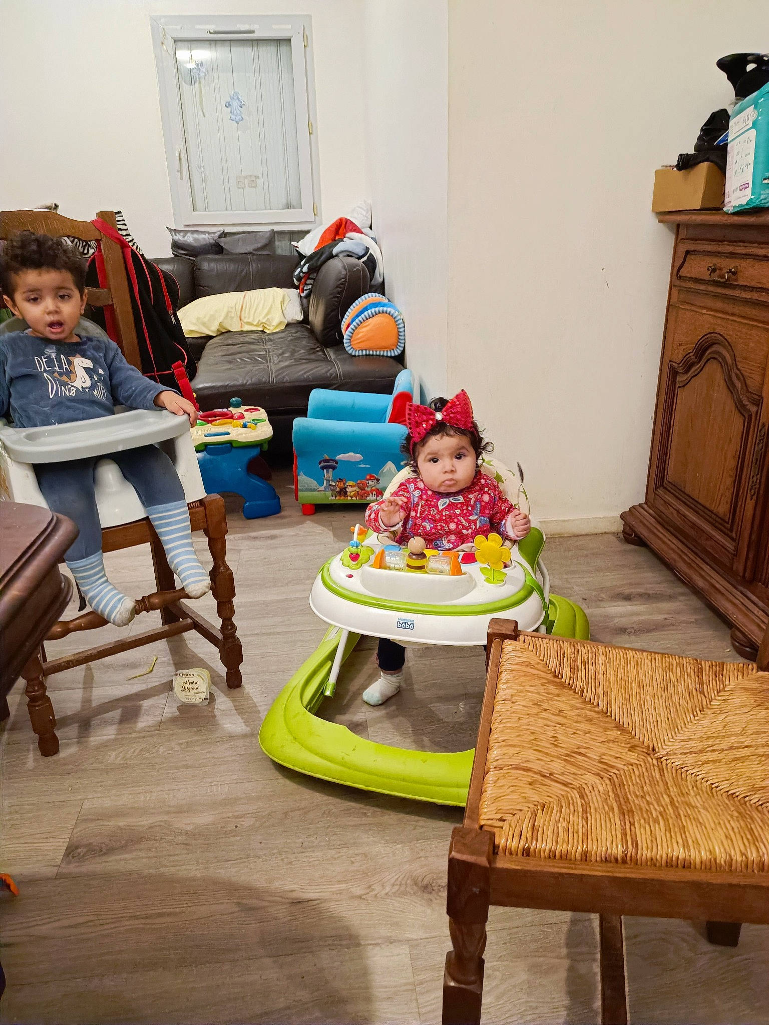 Kenza participe au concours pour gagner de l'argent avec cette photo : chair, child, comfort, couch, curtain, event, floor, flooring, fun, furniture, goggles, headwear, house, leisure, living_room, person, room, shoe, sitting, toddler