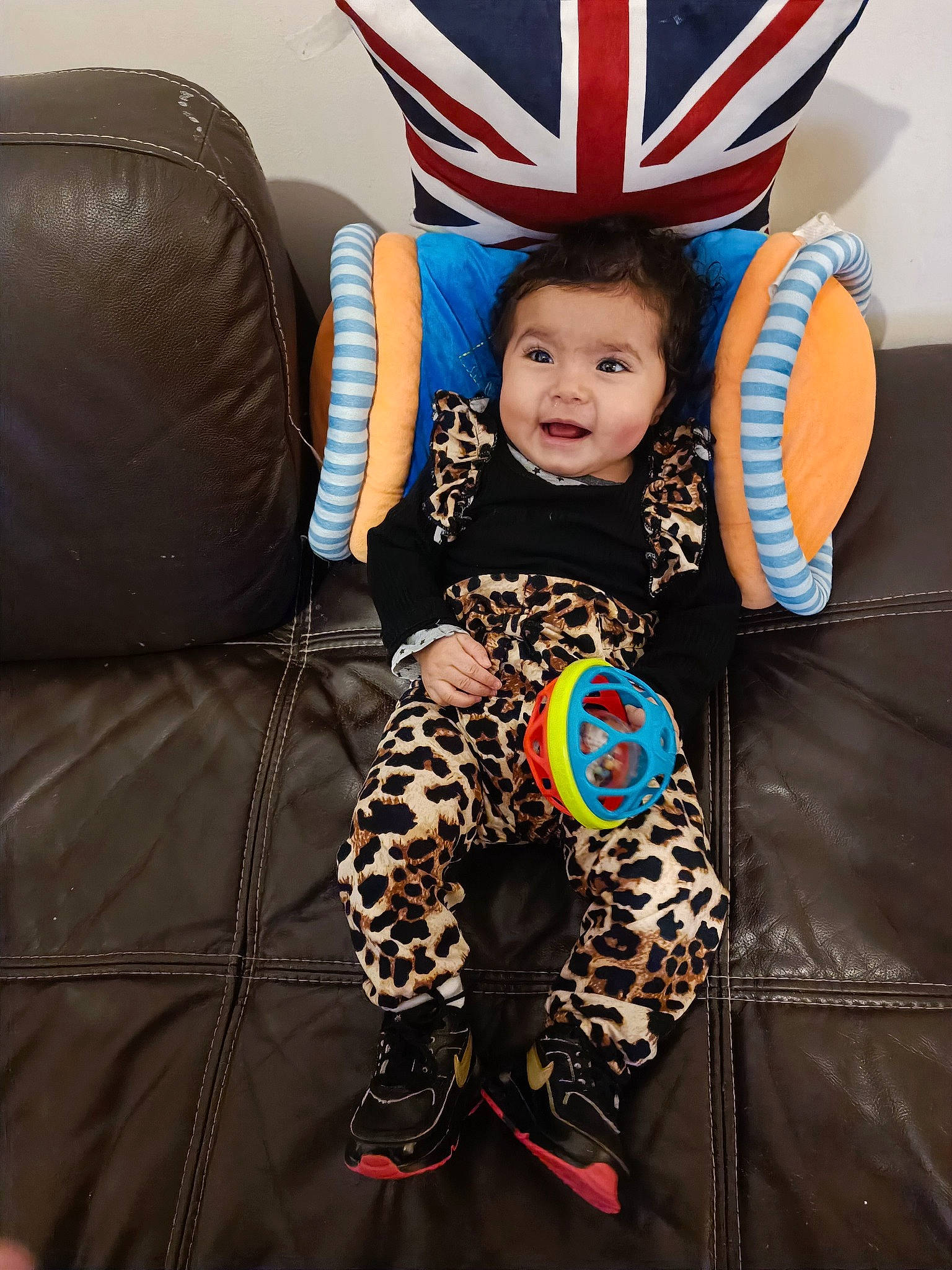 Kenza a rejoint le concours — aidez-le/la à gagner de superbes lots ! baby_toddler_clothing, chair, child, comfort, costume, couch, fashion_accessory, fun, happy, person, personal_protective_equipment, room, sitting, sleeve, sofa_bed, sports_gear, t_shirt, textile, toddler