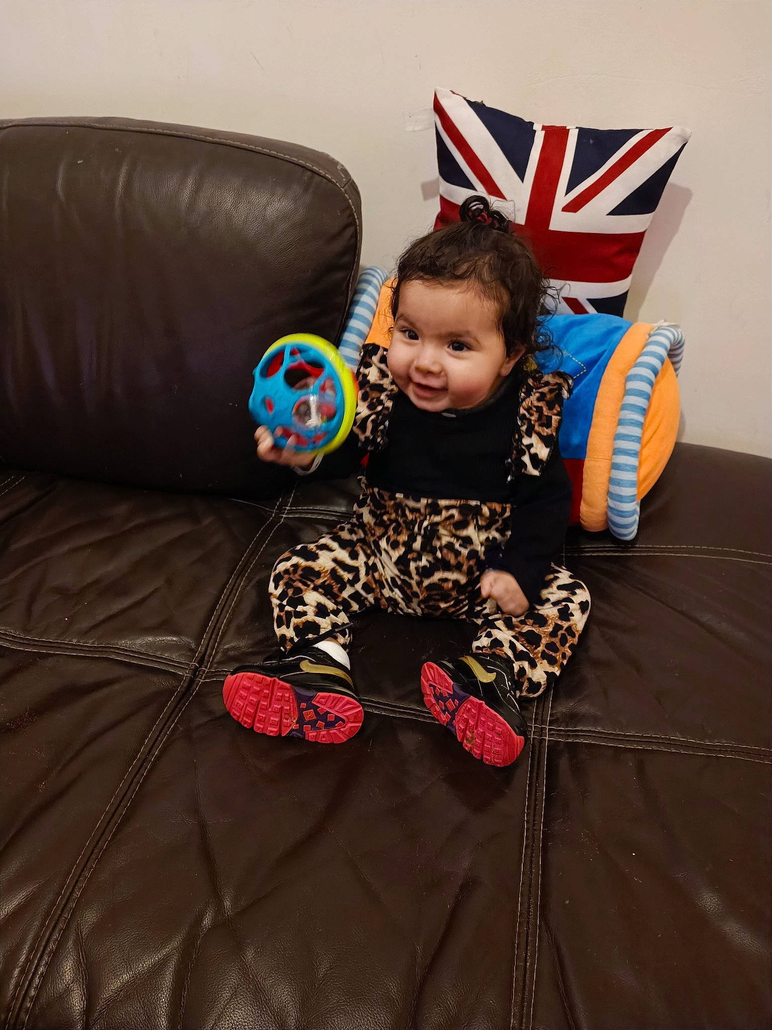 Kenza a rejoint le concours — aidez-le/la à gagner de superbes lots ! baby_toddler_clothing, boot, child, comfort, couch, event, flooring, fun, happy, linens, living_room, person, room, sitting, smile, sofa_bed, textile, throw_pillow, toddler