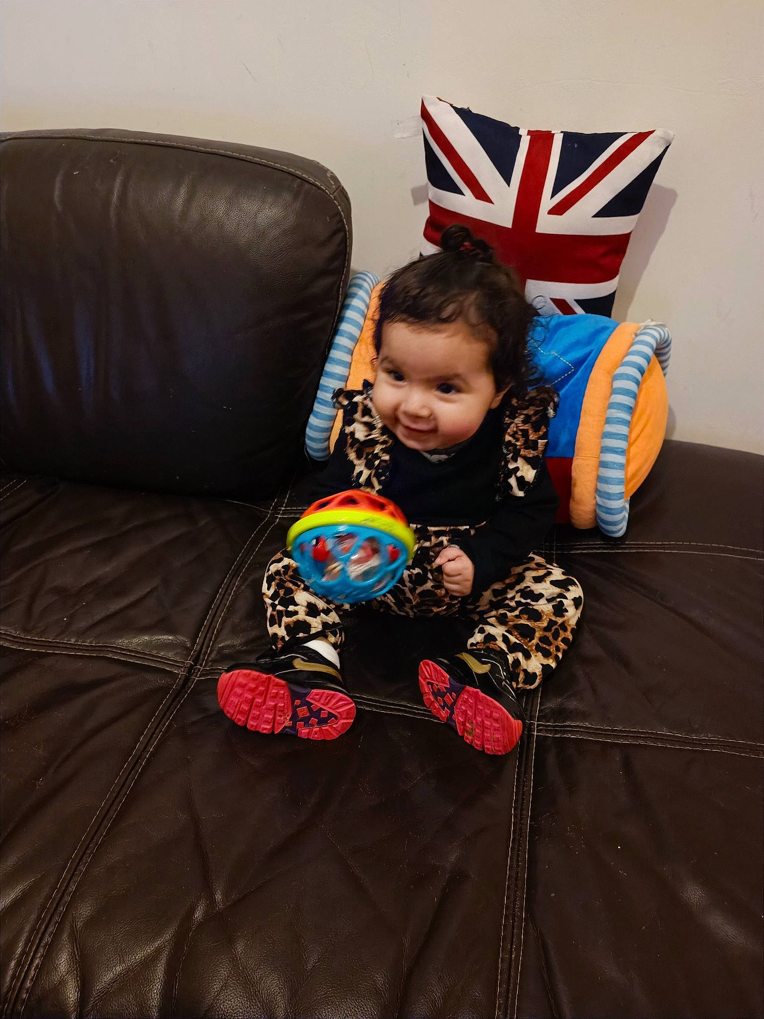 Kenza participe au concours pour gagner de l'argent avec cette photo : baby, child, comfort, couch, event, fashion_accessory, flooring, fun, happy, linens, person, pillow, play, room, sitting, sofa_bed, teddy_bear, textile, throw_pillow, toddler