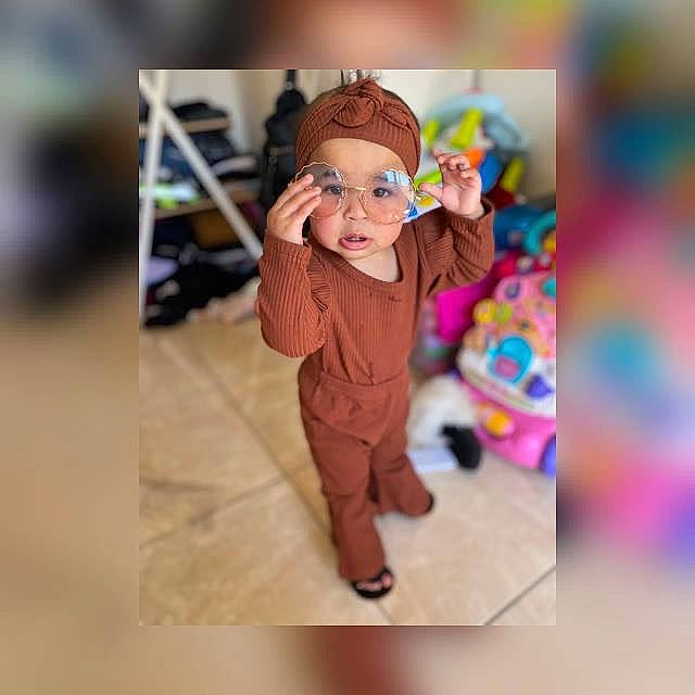 Jahyana participe au concours pour gagner de l'argent avec cette photo : art, baby, child, communication_device, eyewear, fashion_accessory, fictional_character, fun, fur, gadget, gesture, happy, headwear, magenta, person, play, room, selfie, sleeve, toddler