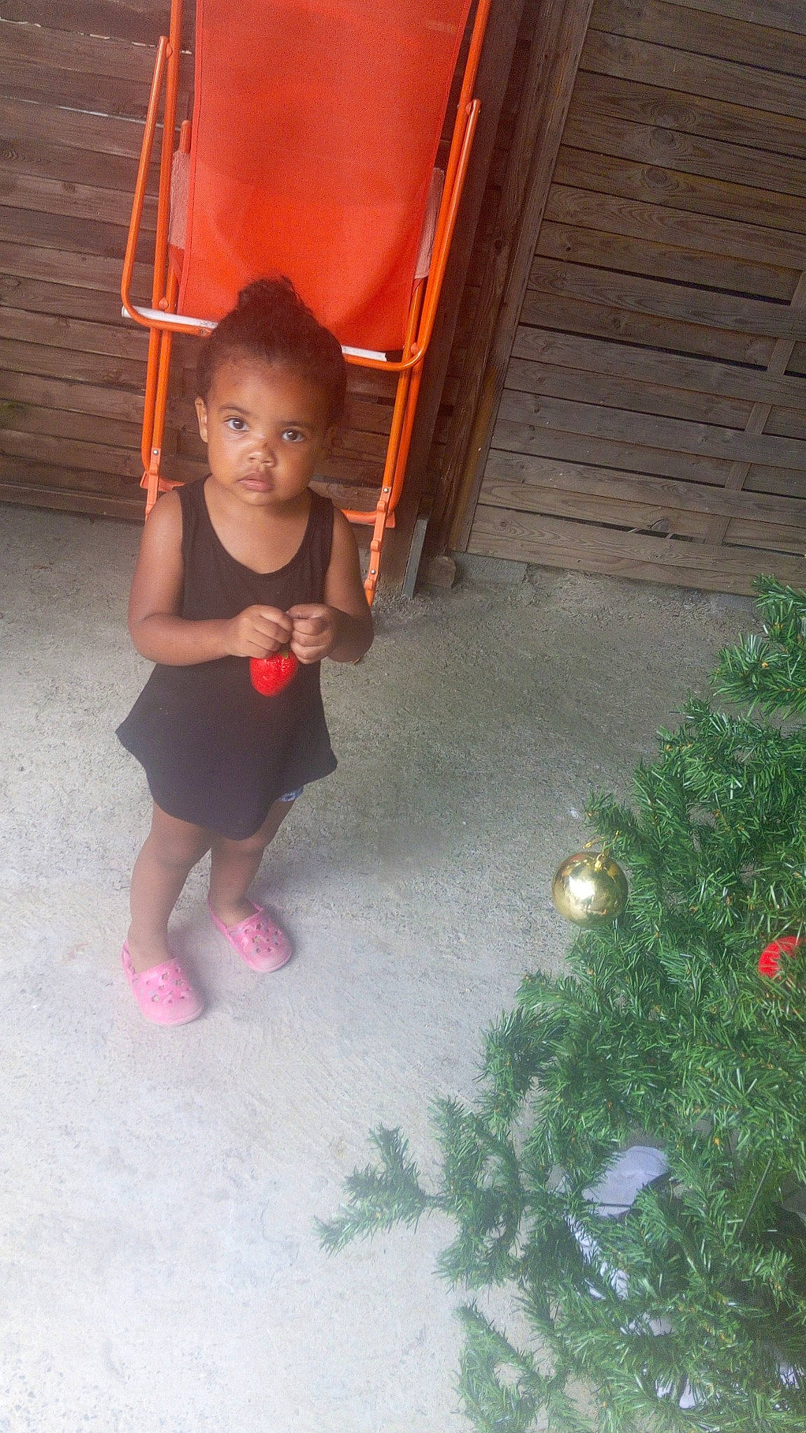 Chloé a rejoint le concours — aidez-le/la à gagner de superbes lots ! child, day, flooring, fun, girl, leg, person, pink, play, recreation, toddler, vacation