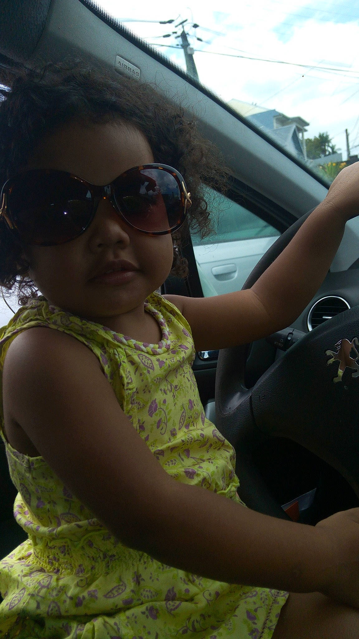 Chloé participe au concours pour gagner de l'argent avec cette photo : black_hair, car, cool, driving, eyewear, fashion_accessory, fun, girl, glasses, person, smile, sunglasses, under_exposed, vacation, vehicle, vision_care