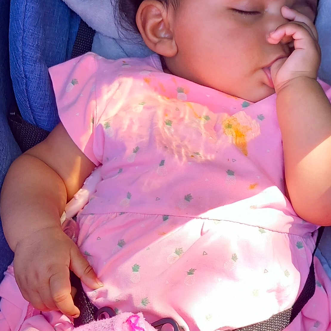 Victoire participe au concours pour gagner de l'argent avec cette photo : accessories, baby, belt, bodypart, clothing, couch, cushion, dress, face, finger, furniture, hand, head, homedecor, person, photography, portrait, purple, sleeping, t_shirt