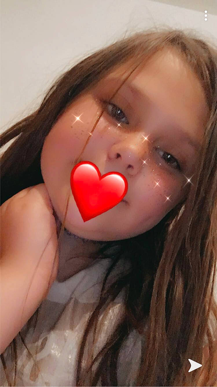 Chanel participe au concours pour gagner de l'argent avec cette photo : black_hair, brown_hair, heart, lip, love, mouth, person, sweetness