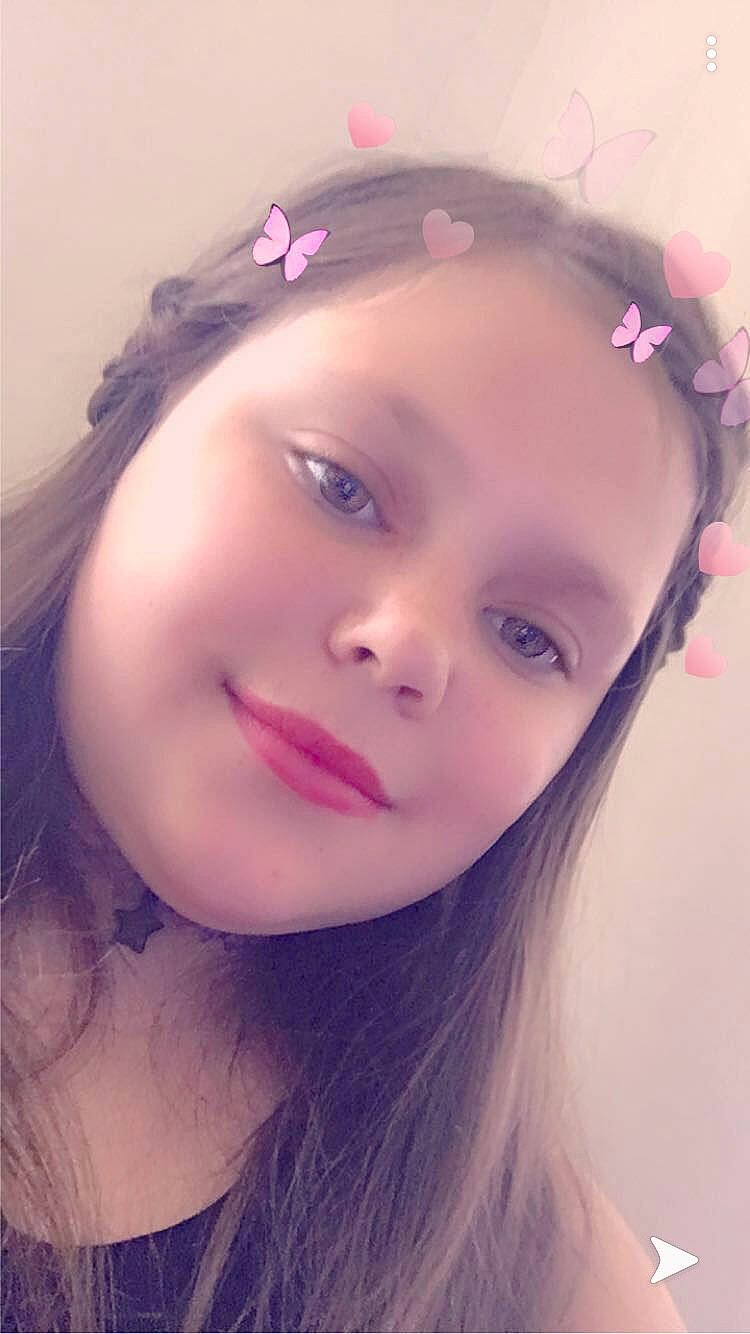 Chanel participe au concours pour gagner de l'argent avec cette photo : beauty, cheek, chin, eye, eyebrow, eyelash, face, forehead, hair, hair_accessory, hairstyle, head, headpiece, joy, lip, long_hair, nose, person, pink, purple