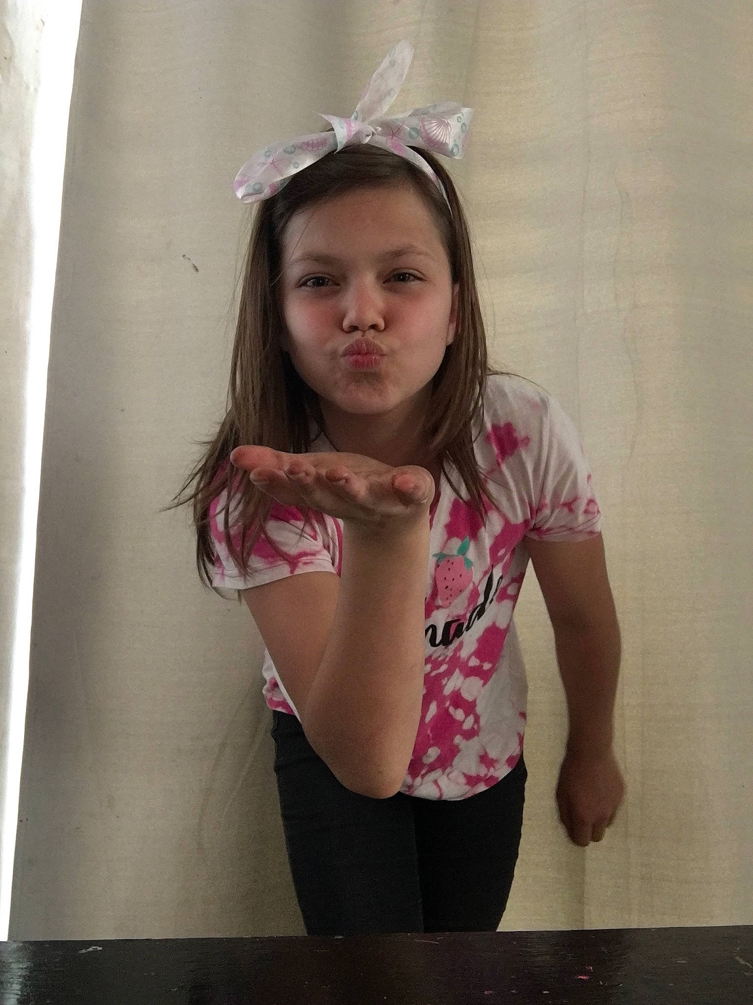 Chelsea a rejoint le concours — aidez-le/la à gagner de superbes lots ! arm, beauty, blond, child, child_model, ear, face, fashion_accessory, head, headpiece, joint, leg, long_hair, person, photography, pink, shoulder, skin, smile, t_shirt