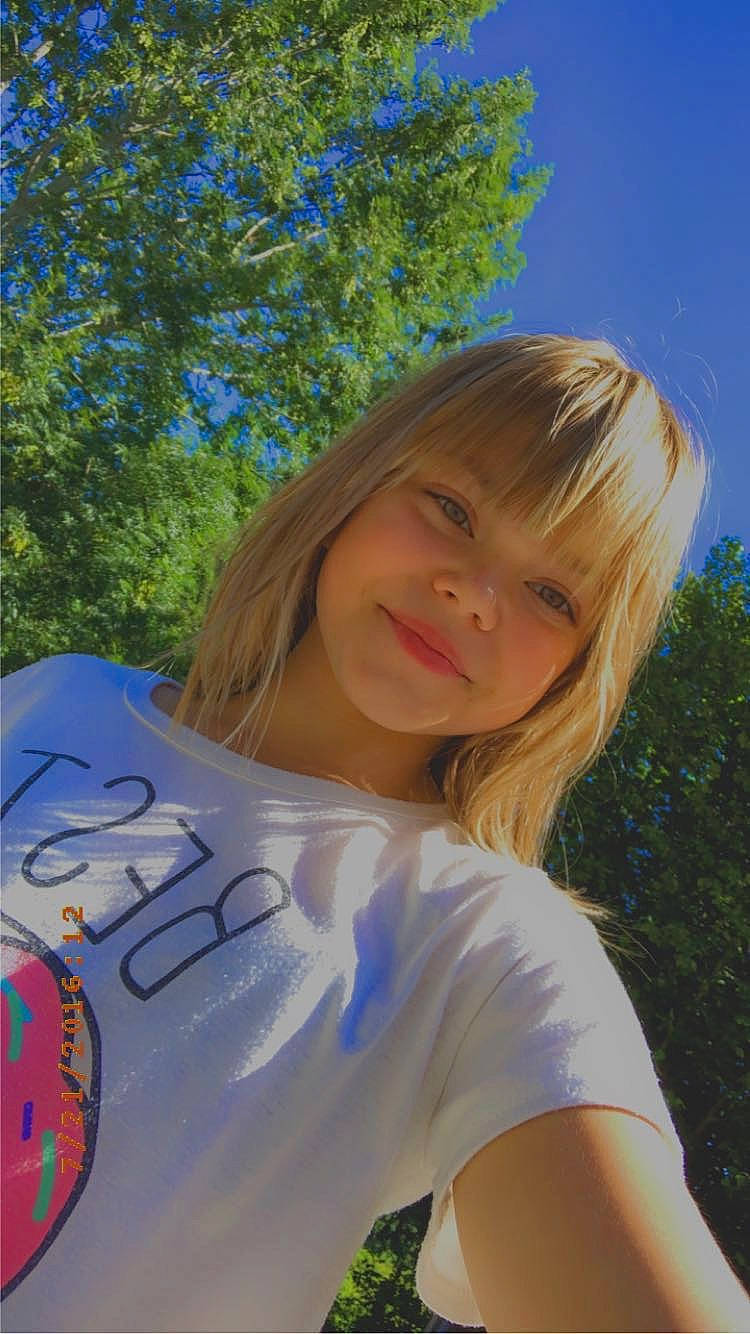 Chelsea participe au concours pour gagner de l'argent avec cette photo : blond, blue, chest, electric_blue, eye, flash_photography, fun, grass, happy, joy, layered_hair, leisure, lip, long_hair, people_in_nature, person, plant, sky, smile, surfer_hair