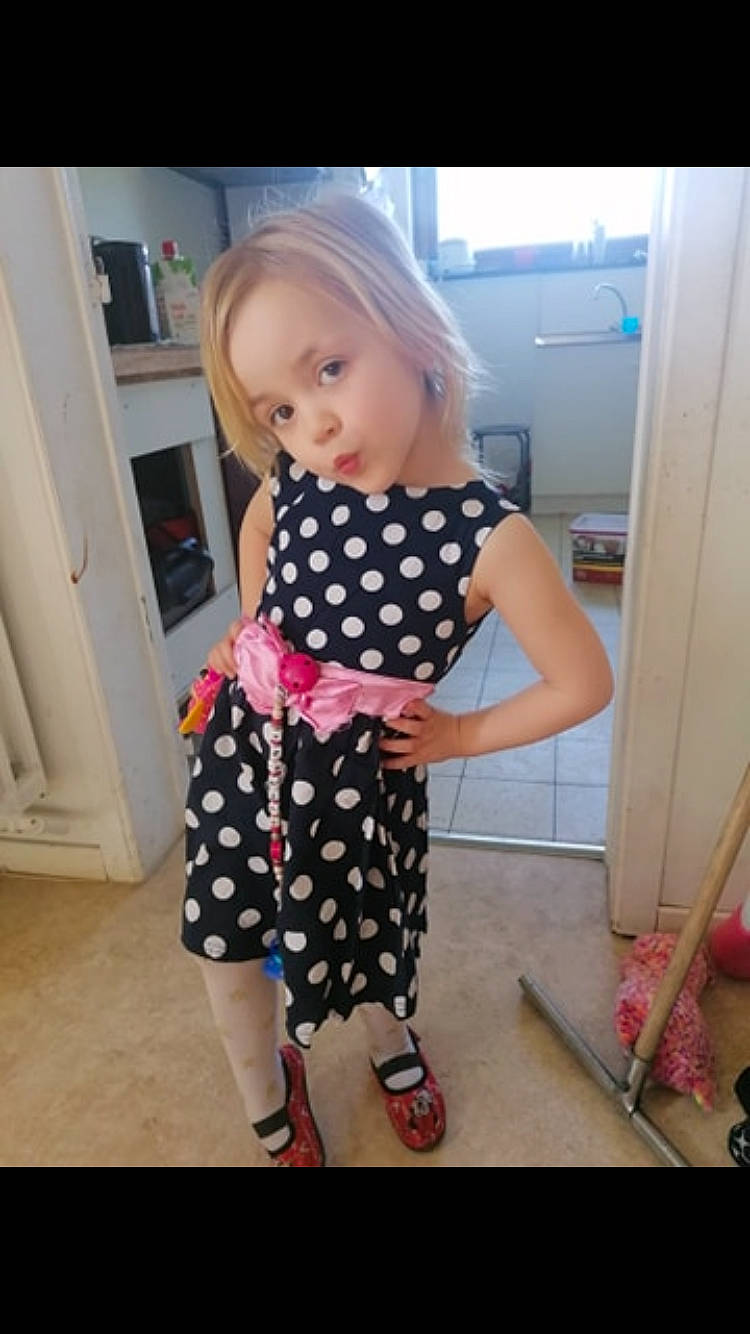 Atheyna a rejoint le concours — aidez-le/la à gagner de superbes lots ! baby_toddler_clothing, child, clothing, design, dress, pattern, person, pink, polka_dot, sleeve, toddler