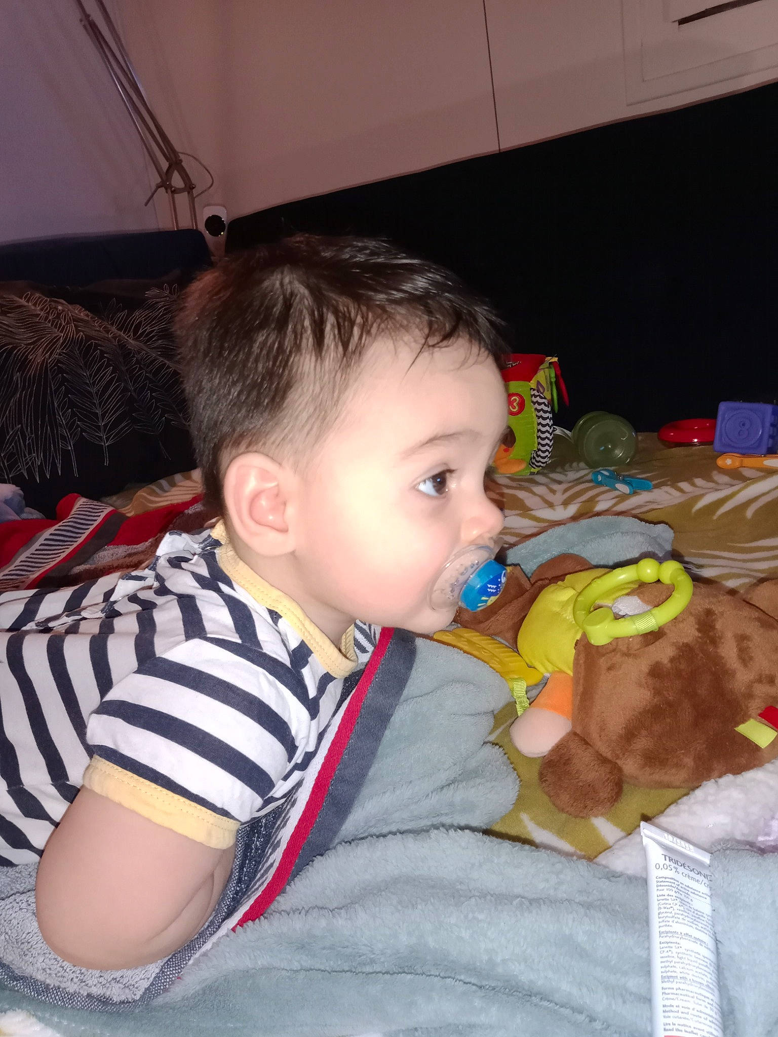 Natéo participe au concours pour gagner de l'argent avec cette photo : baby, baby_products, baby_toys, cheek, child, ear, finger, flooring, fun, iris, mouth, nose, person, room, sitting, skin, sleeve, stuffed_toy, toddler, toy