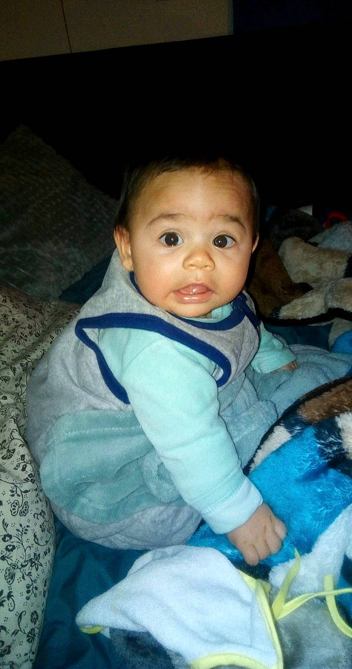 Natéo participe au concours pour gagner de l'argent avec cette photo : baby, baby_toddler_clothing, cheek, comfort, electric_blue, eye, eyebrow, face, flash_photography, fun, happy, head, iris, lip, mouth, nose, outerwear, person, skin, smile