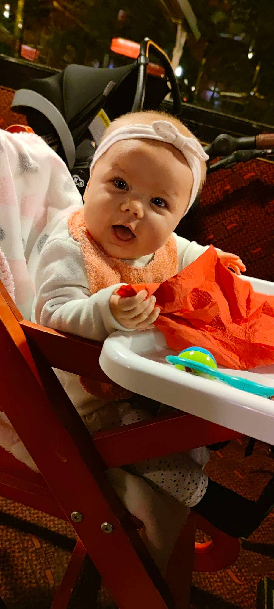 Leya a rejoint le concours — aidez-le/la à gagner de superbes lots ! baby, baby_carriage, baby_products, baby_safety, baby_toddler_clothing, chair, cheek, child, comfort, eye, fun, happy, head, iris, person, room, sitting, skin, sleeve, smile