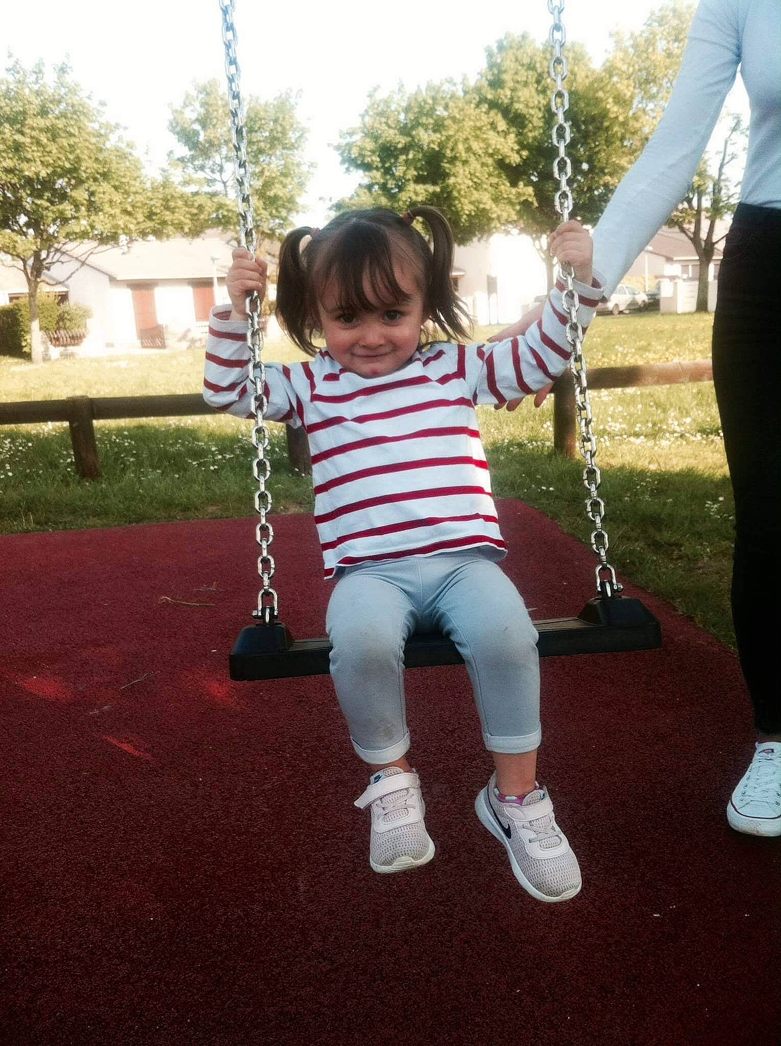 Alexia participe au concours pour gagner de l'argent avec cette photo : child, fun, joy, outdoor_play_equipment, person, play, playground, public_space, recreation, swing, toddler