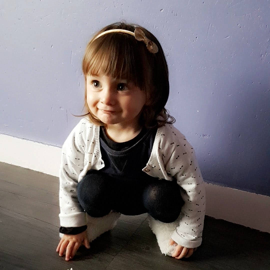 Alexia participe au concours pour gagner de l'argent avec cette photo : arm, bangs, black_hair, cheek, child, crawling, floor, hair, hairstyle, happy, head, joy, person, photography, sitting, sleeve, smile, standing, toddler