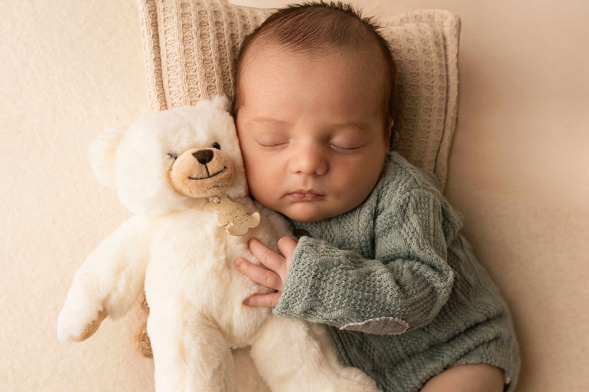 Jules participe au concours pour gagner de l'argent avec cette photo : baby, sleeping, teddy_bear, plush_toy, knitted_sweater, cozy, cuddle, soft_toy, infant, child, cute, peaceful, portrait, close_up, indoors, warm_colors, blanket, relaxation, comfort, furniture