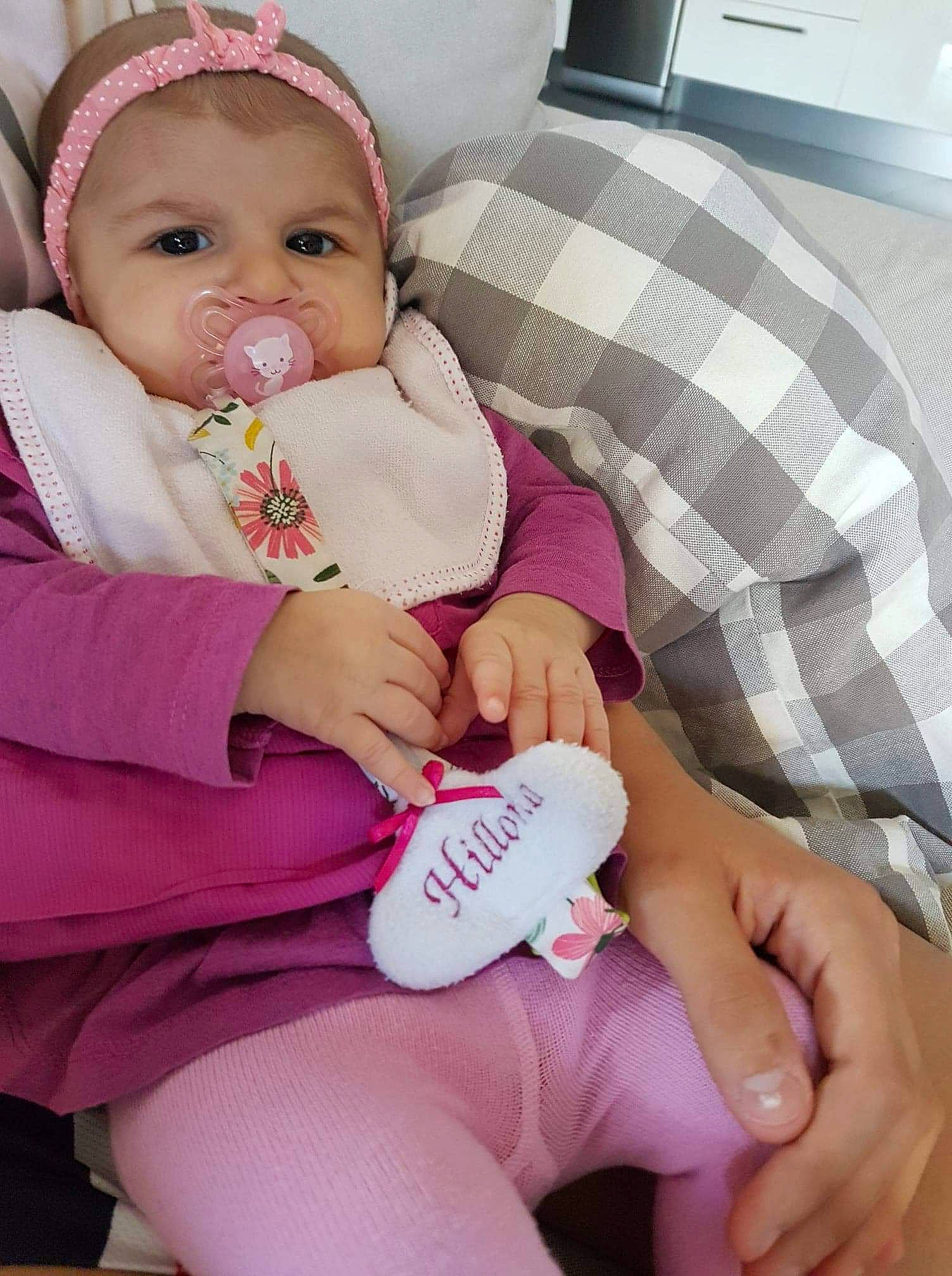 Hillona participe au concours pour gagner de l'argent avec cette photo : baby_toddler_clothing, cheek, comfort, eye, eyelash, finger, gesture, hand, happy, human_body, leg, lip, mouth, nail, person, pink, seat_belt, skin, thigh, thumb