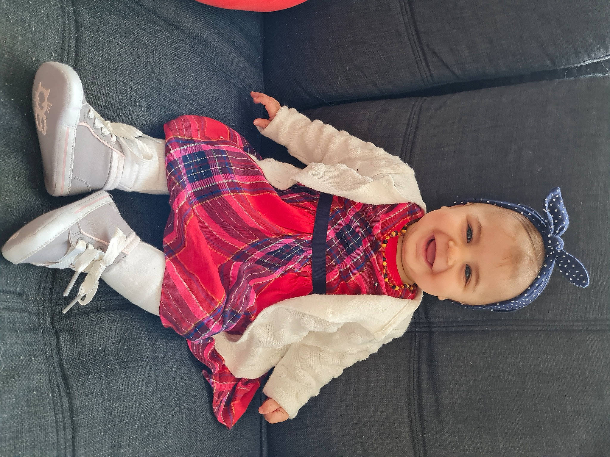 Hillona a rejoint le concours — aidez-le/la à gagner de superbes lots ! baby_toddler_clothing, carmine, comfort, couch, elbow, foot, human_body, human_leg, joy, knee, lap, leg, linens, pattern, person, plaid, sleeve, smile, sock, tartan