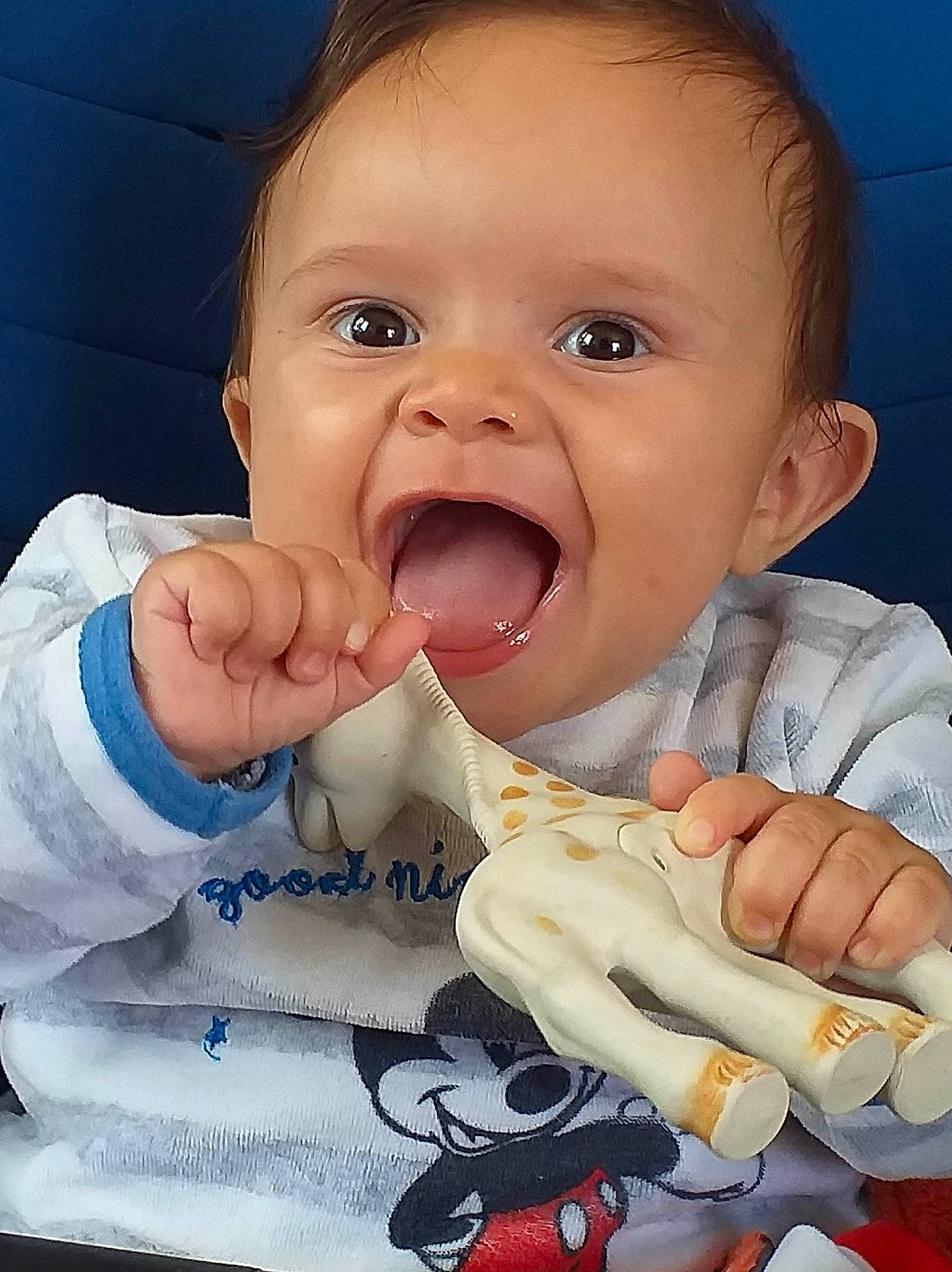 Adil a rejoint le concours — aidez-le/la à gagner de superbes lots ! baby, baby_making_funny_faces, child, facial_expression, finger, gesture, mouth, nose, person, smile, toddler