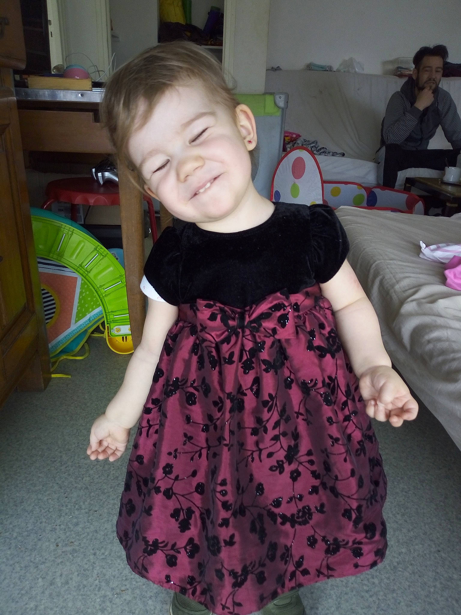 Maëlysse participe au concours pour gagner de l'argent avec cette photo : arm, baby_toddler_clothing, child, day_dress, dress, event, formal_wear, fun, joint, magenta, mammal, one_piece_garment, pattern, person, shoulder, sleeve, smile, standing, t_shirt, toddler