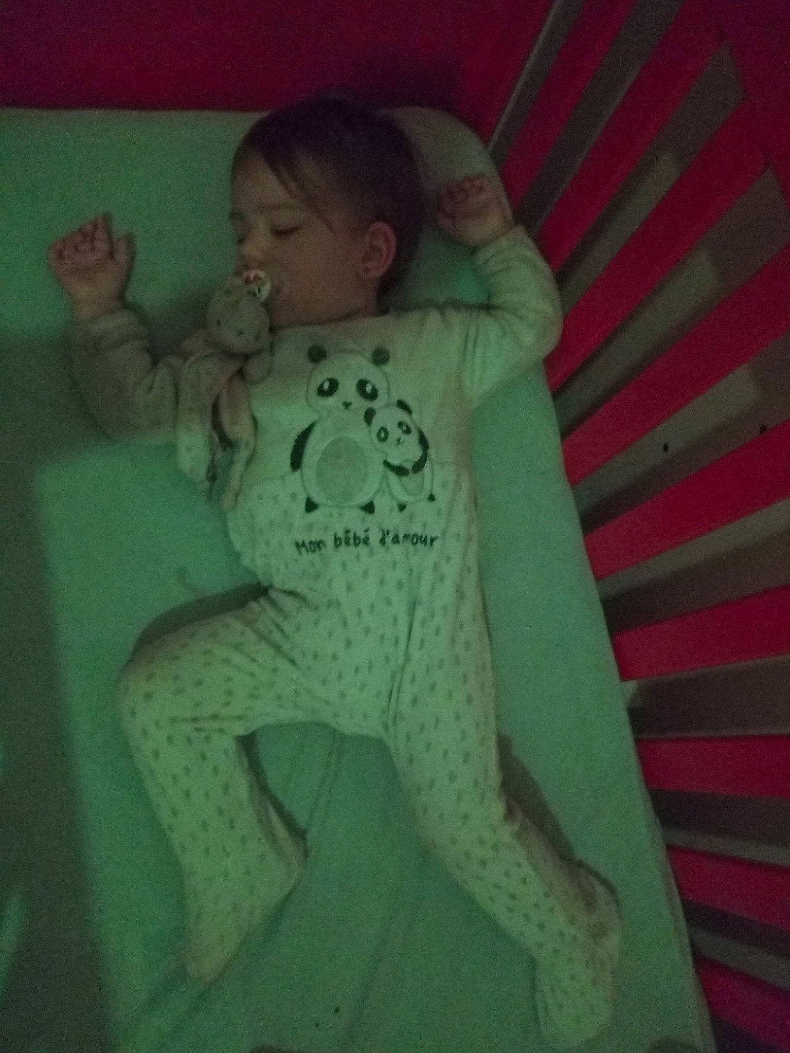 Maëlysse a rejoint le concours — aidez-le/la à gagner de superbes lots ! baby, baby_toddler_clothing, comfort, elbow, flesh, happy, hoodie, human_body, linens, neck, pattern, person, pink, play, room, sitting, sleeve, t_shirt, textile, thumb