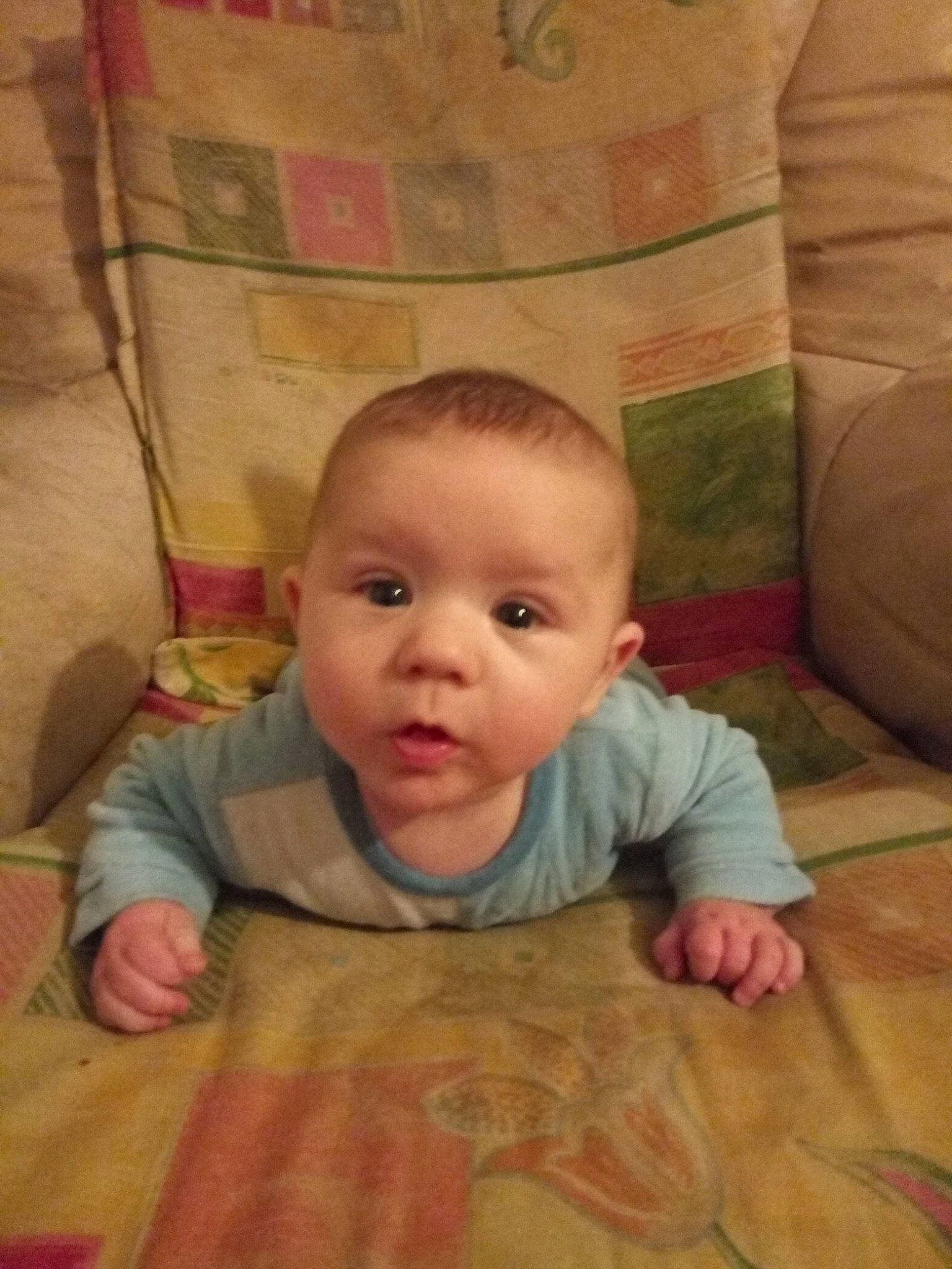 Tiago a rejoint le concours — aidez-le/la à gagner de superbes lots ! baby, baby_toddler_clothing, cheek, comfort, finger, floor, flooring, hardwood, iris, mammal, mouth, nose, people, person, product, skin, smile, standing, textile, toddler