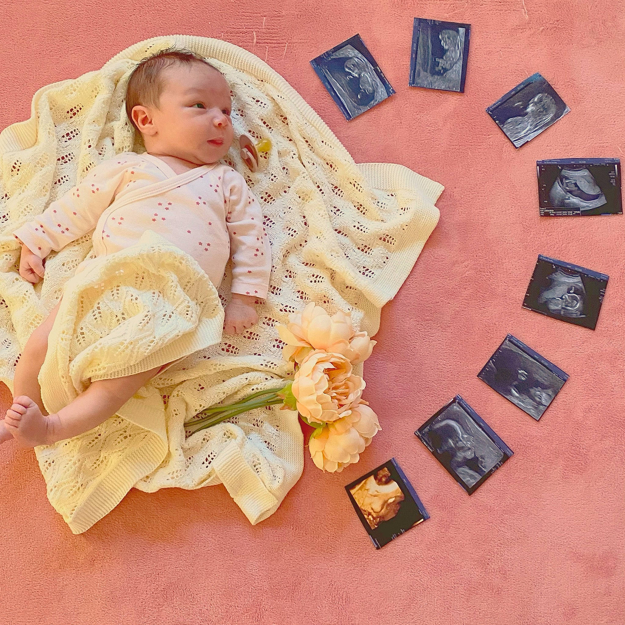 Mila a rejoint le concours — aidez-le/la à gagner de superbes lots ! baby_toddler_clothing, blanket, comfort, linens, peach, person, square