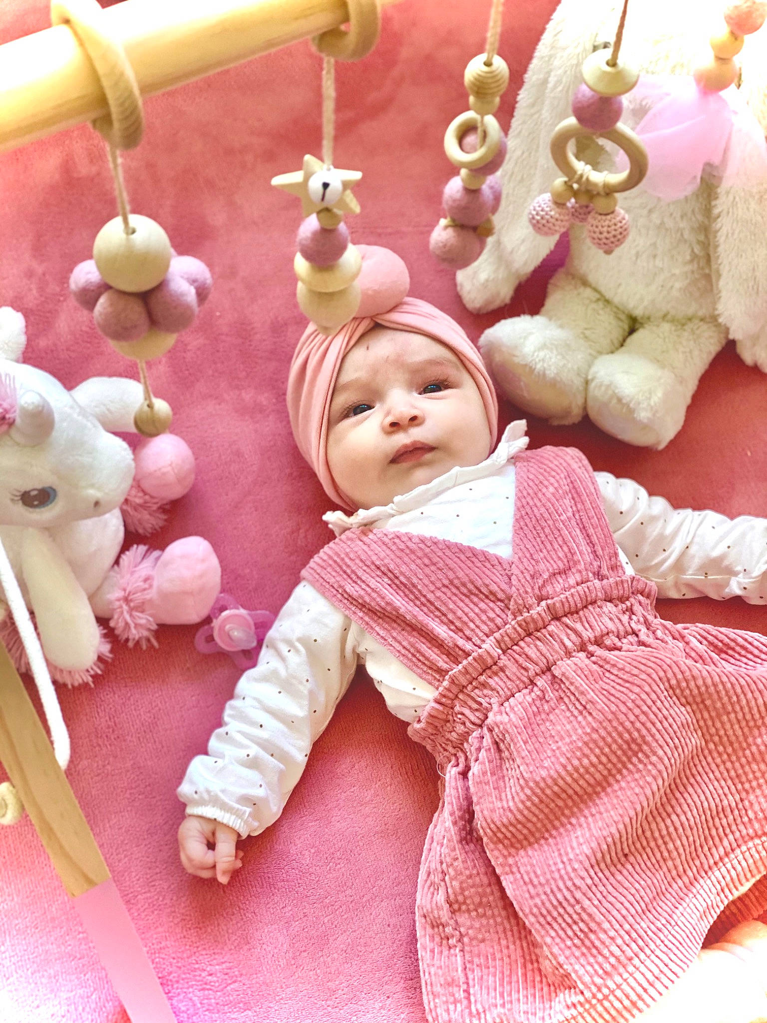 Mila participe au concours pour gagner de l'argent avec cette photo : baby, baby_products, baby_toddler_clothing, baby_toys, chain, headwear, human_settlement, outdoor_play_equipment, peach, person, pink, playground, stuffed_toy, swing, toddler, toy