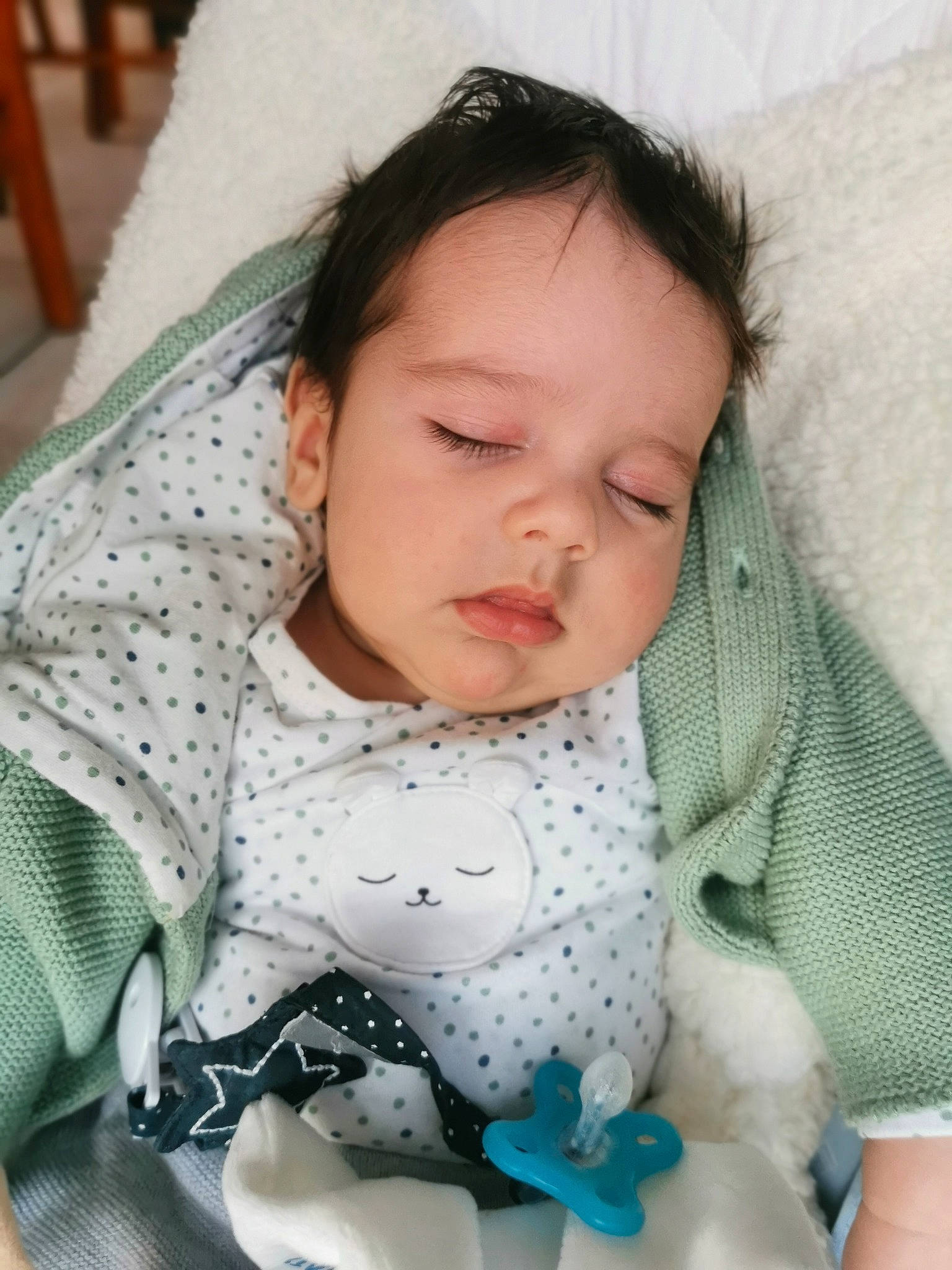 Victor a rejoint le concours — aidez-le/la à gagner de superbes lots ! baby, baby_products, baby_sleeping, baby_toddler_clothing, bedtime, cheek, child, comfort, drinkware, happy, linens, mammal, nose, pattern, person, room, sitting, skin, sleeve, textile