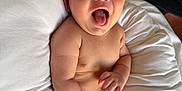 Hayden a rejoint le concours — aidez-le/la à gagner de superbes lots ! arm, baby, child, chubby, cute, diaper, expression, hair, hand, indoors, infant, joy, leg, newborn, person, pillow, skin, smiling, tongue_out, white