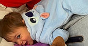 Hayden participe au concours pour gagner de l'argent avec cette photo : beard, bed, blanket, blue, casual, child, cozy, cuddling, family, giraffe_toy, happy, indoor, man, onesie, pajamas, plush_toy, red_sweatshirt, resting, smile, toddler