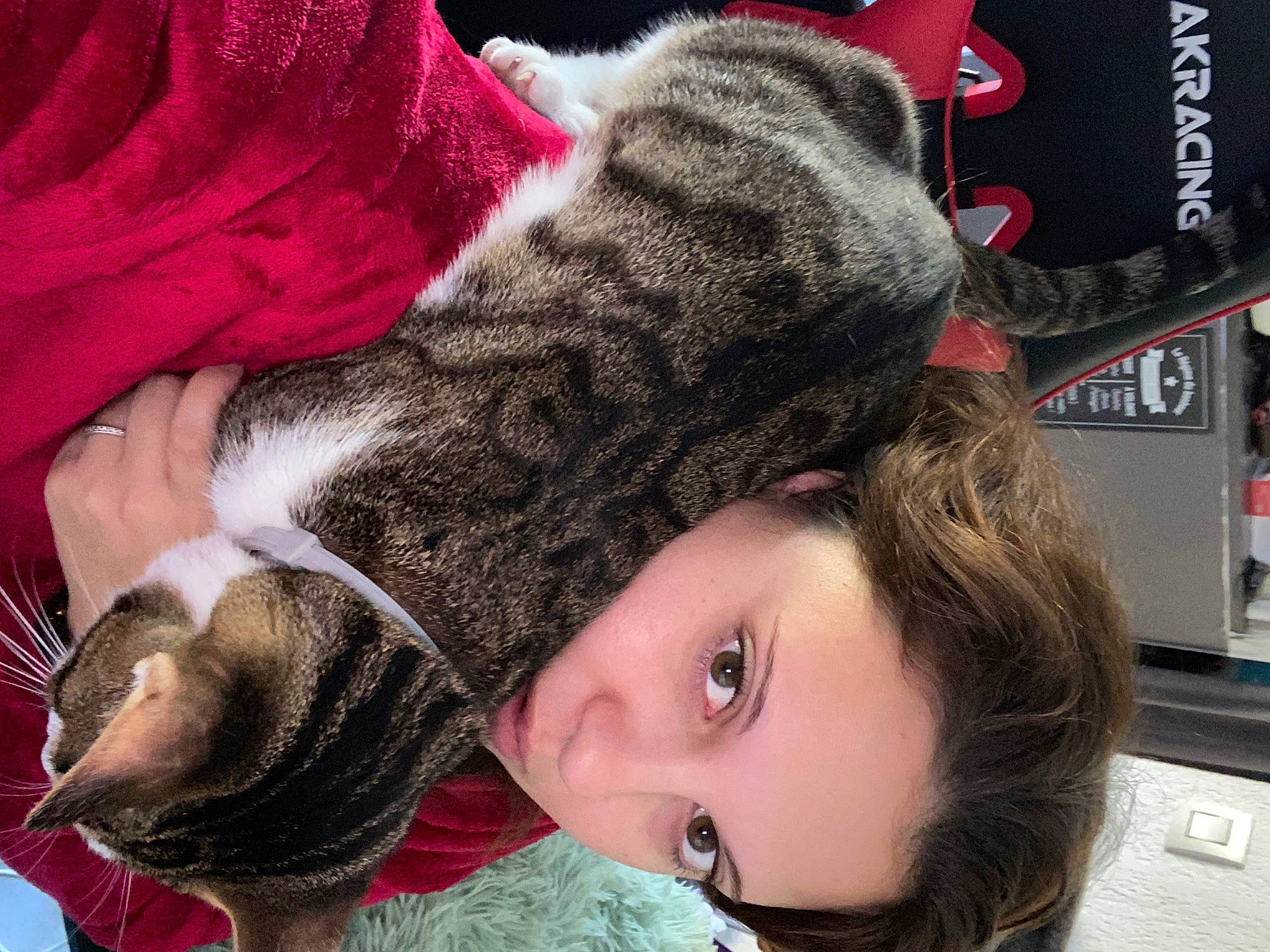 Kinder a rejoint le concours — aidez-le/la à gagner de superbes lots ! black_hair, close_up, cool, ear, eyebrow, eyelash, facial_expression, fur, gesture, happy, lip, long_hair, mouth, neck, nose, photograph, red, skin, snapshot, tree