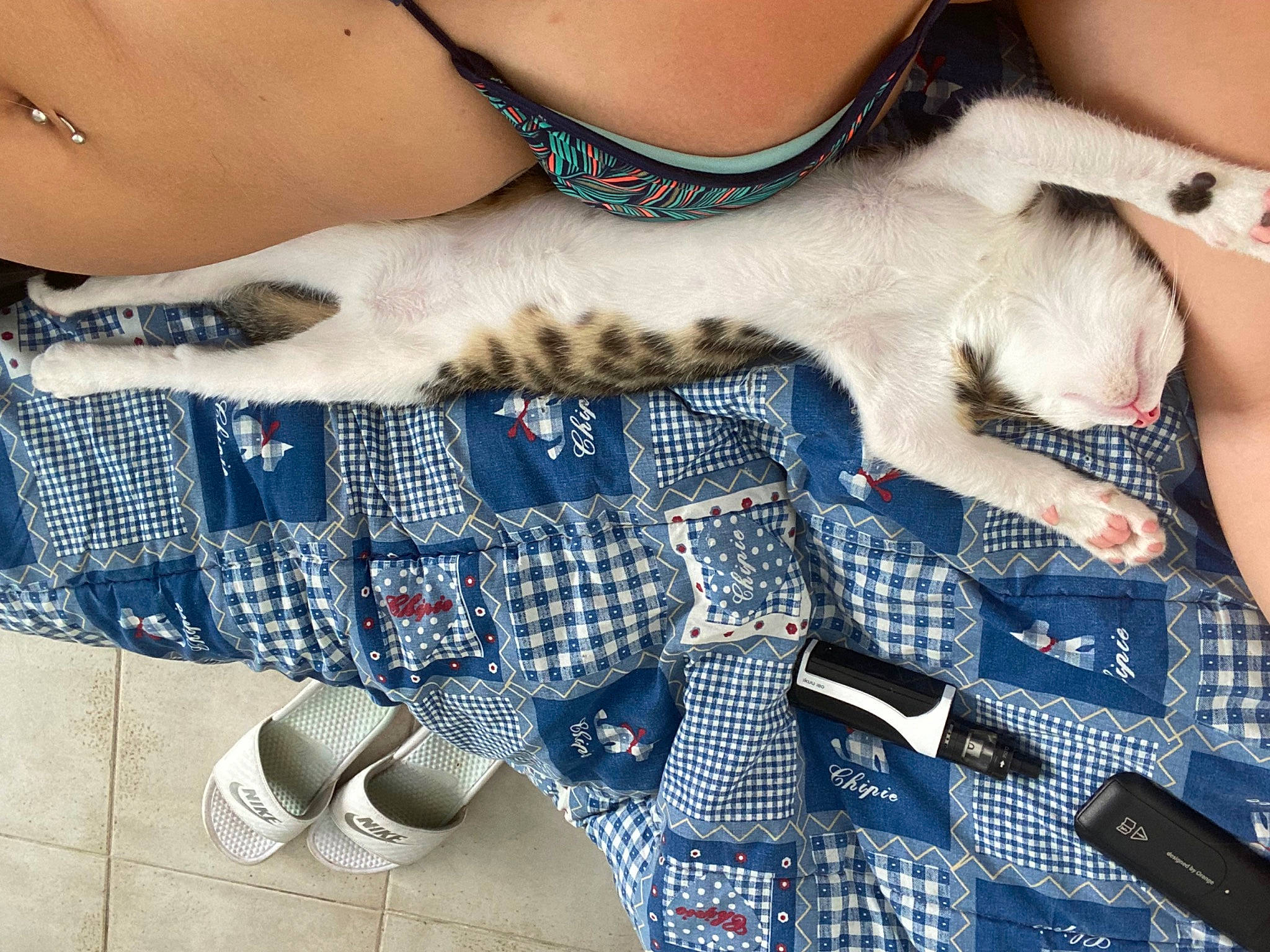 Kinder a rejoint le concours — aidez-le/la à gagner de superbes lots ! beard, cool, denim, dress, elbow, eyewear, finger, human_body, jeans, leg, nail, plaid, street_fashion, sunglasses, tartan, temporary_tattoo, textile, thigh, trunk, waist