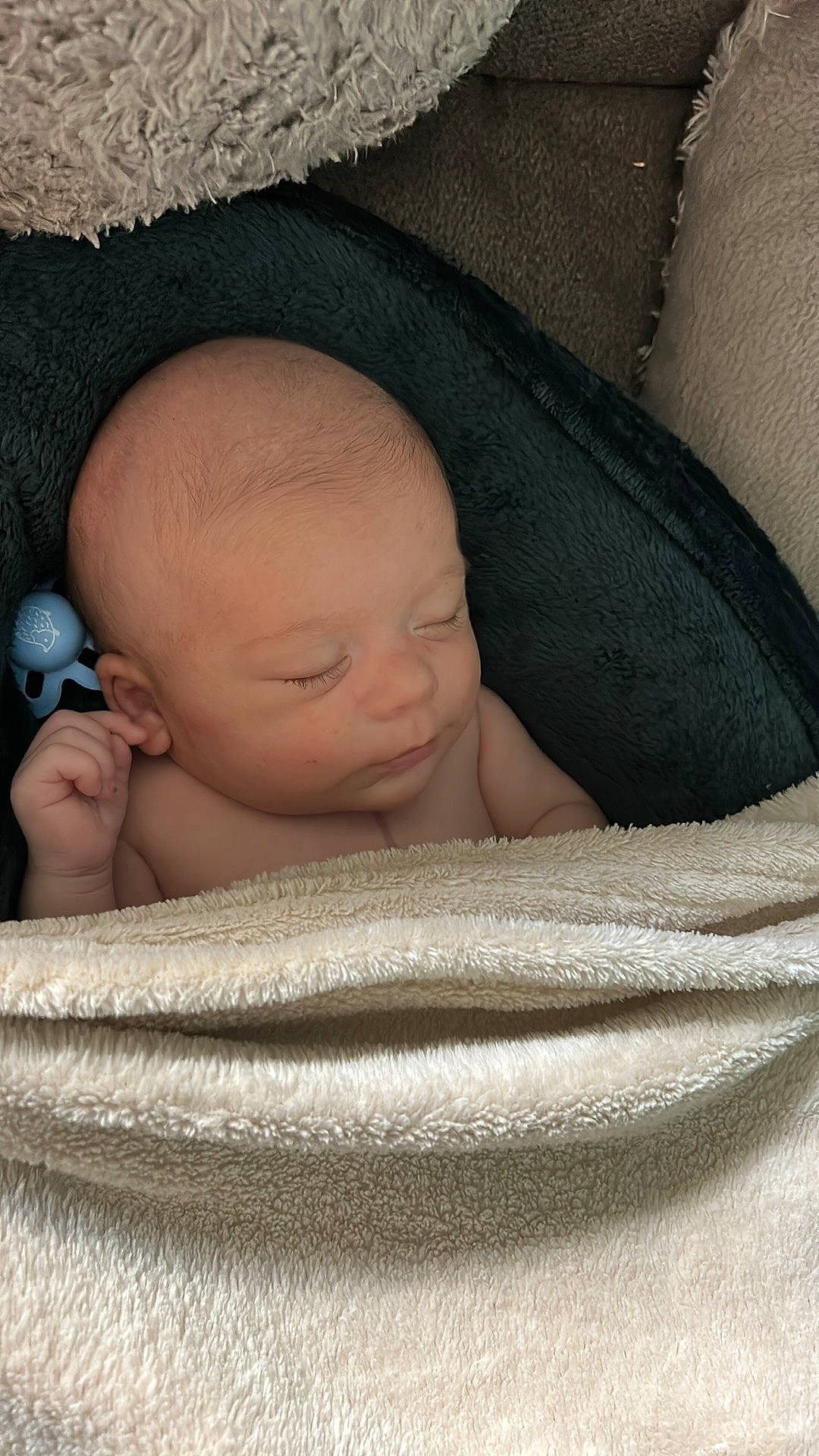 Eden a rejoint le concours — aidez-le/la à gagner de superbes lots ! baby, baby_products, baby_sleeping, baby_toddler_clothing, bedtime, cheek, child, chin, comfort, face, facial_expression, hand, head, headgear, linens, mammal, person, product, skin, toddler