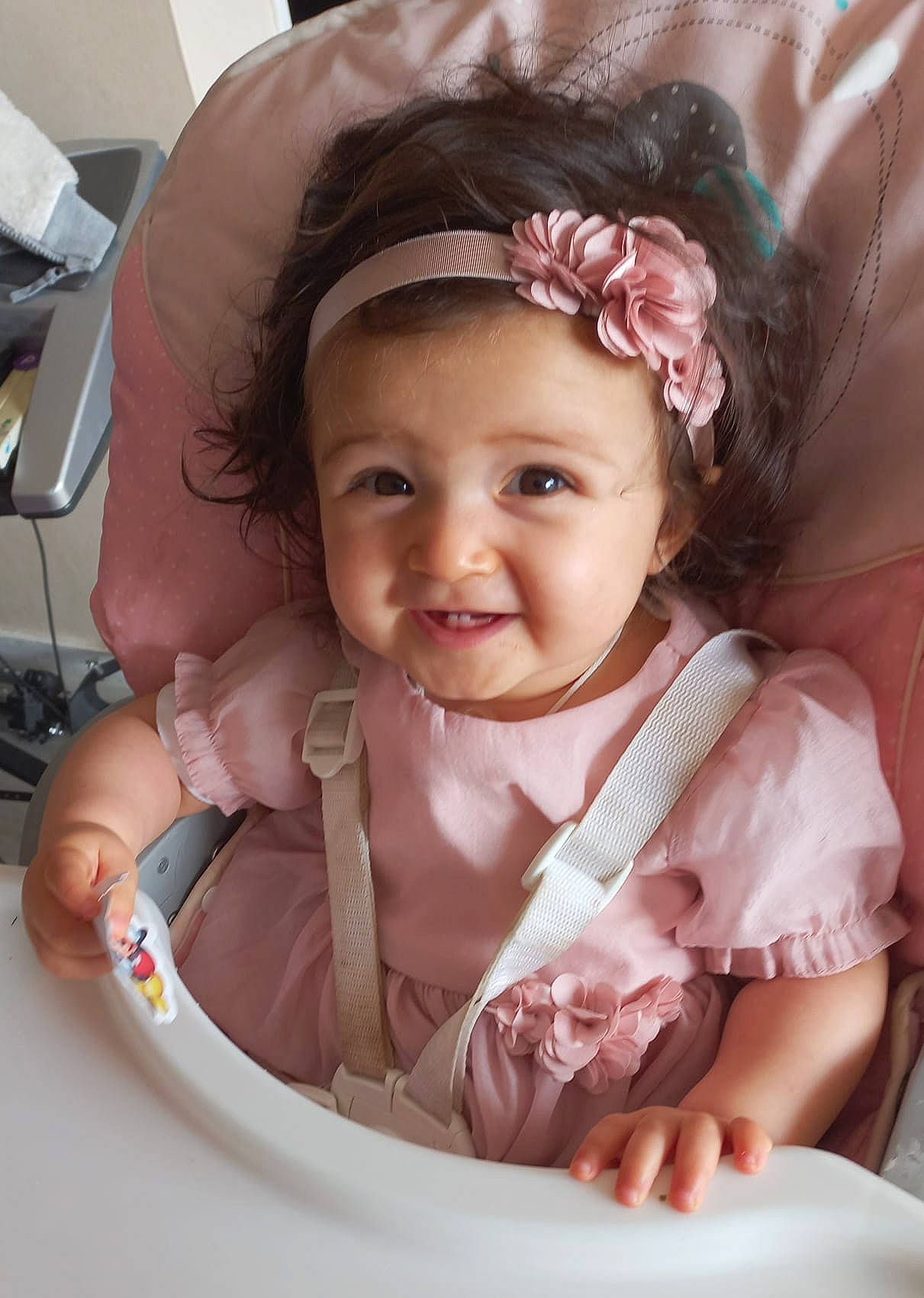 Sarah participe au concours pour gagner de l'argent avec cette photo : baby, baby_toddler_clothing, cheek, child, chin, eye, eyebrow, eyelash, fun, happy, headband, headpiece, headwear, iris, joy, lip, mouth, person, pink, skin