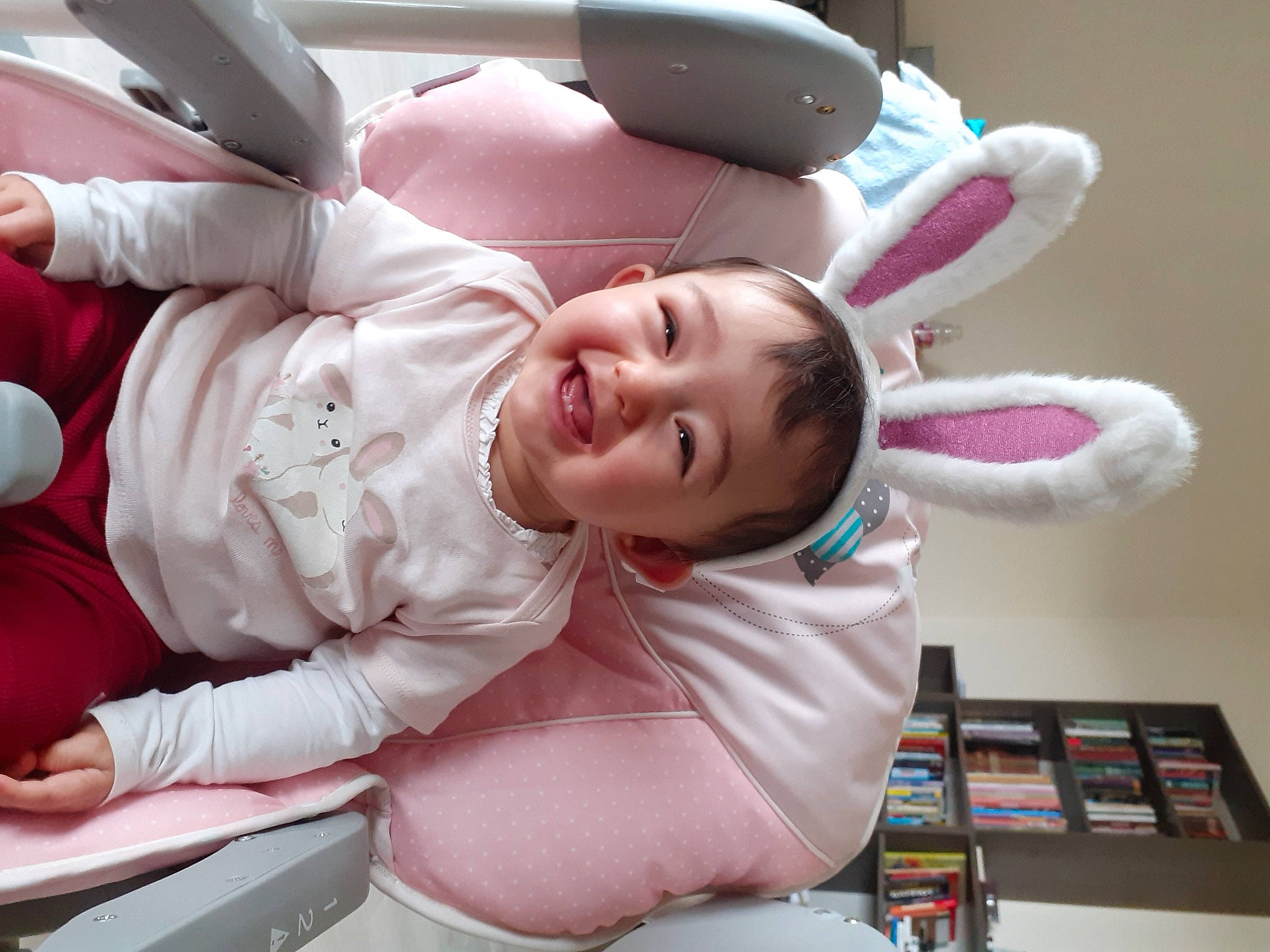 Marie a rejoint le concours — aidez-le/la à gagner de superbes lots ! abdomen, bookcase, chest, child, comfort, eyelash, finger, fun, gesture, happy, human_leg, joy, long_hair, magenta, mouth, person, pink, room, smile, textile
