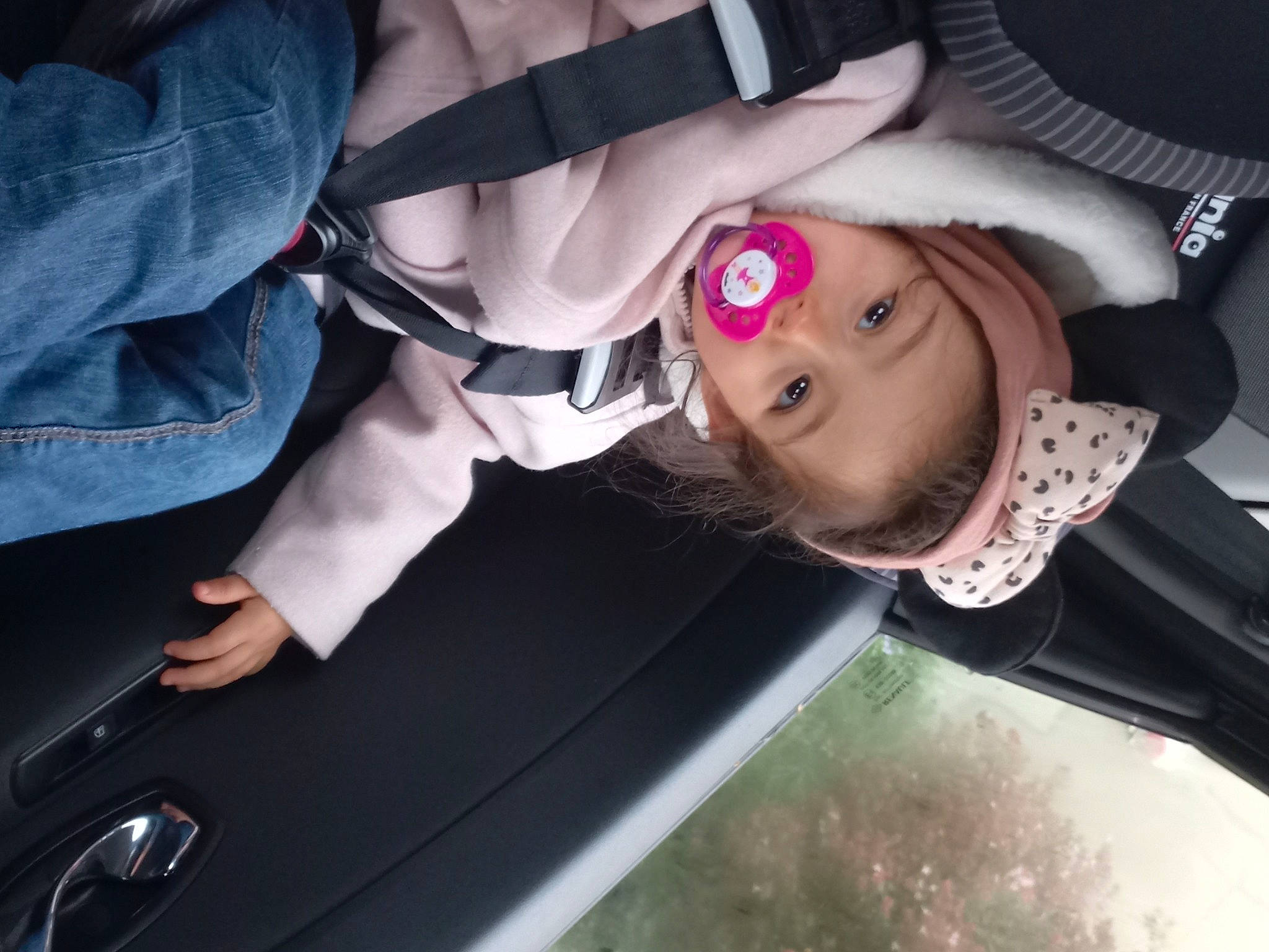 Marie participe au concours pour gagner de l'argent avec cette photo : auto_part, automotive_exterior, automotive_lighting, car, child, comfort, eyewear, family_car, fun, gesture, happy, hood, person, personal_luxury_car, toddler, tree, trunk, vehicle, vehicle_door, window