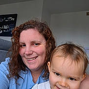 Lisa a rejoint le concours — aidez-le/la à gagner de superbes lots ! adult, child, smiling, indoor, portrait, curly_hair, toddler, happy, face, person, clothing, casual, human, head, skin, family, together, closeup, light, background