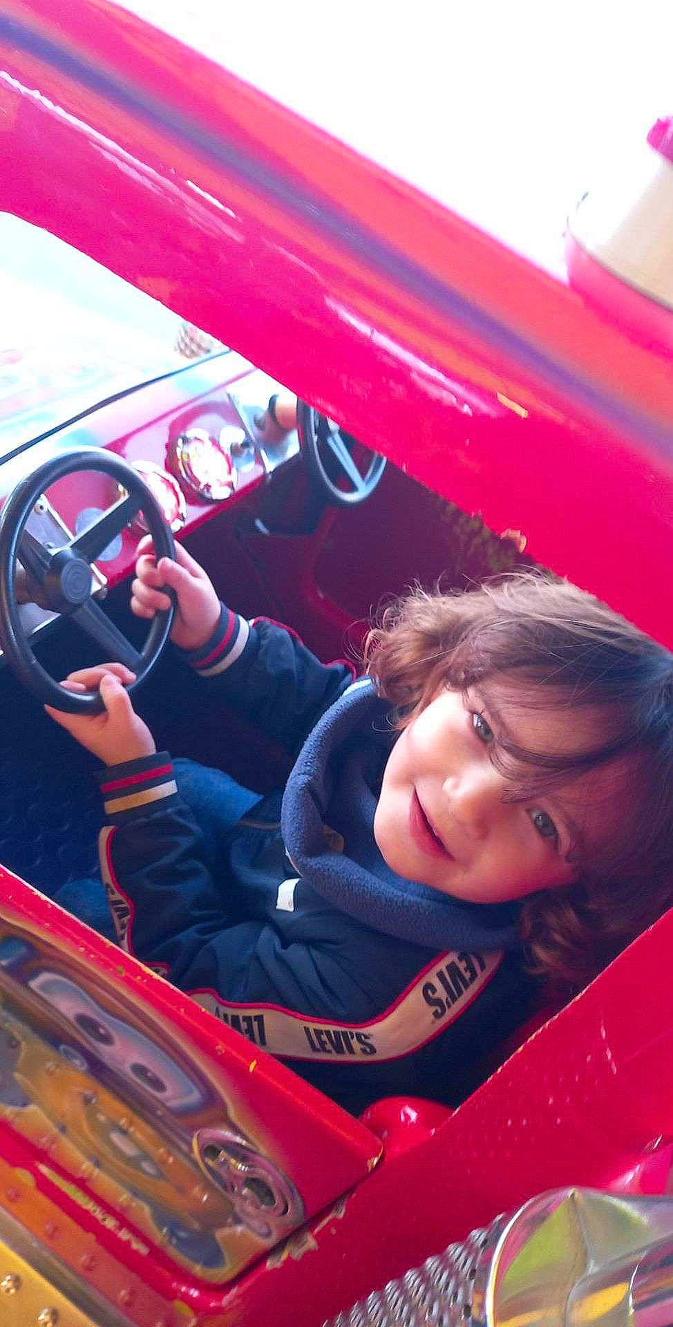 Houssine participe au concours pour gagner de l'argent avec cette photo : auto_part, automotive_design, automotive_exterior, automotive_mirror, automotive_tire, automotive_wheel_system, car, car_seat, hood, motor_vehicle, person, personal_luxury_car, photograph, red, snapshot, steering_part, steering_wheel, vehicle, vehicle_door, wheel