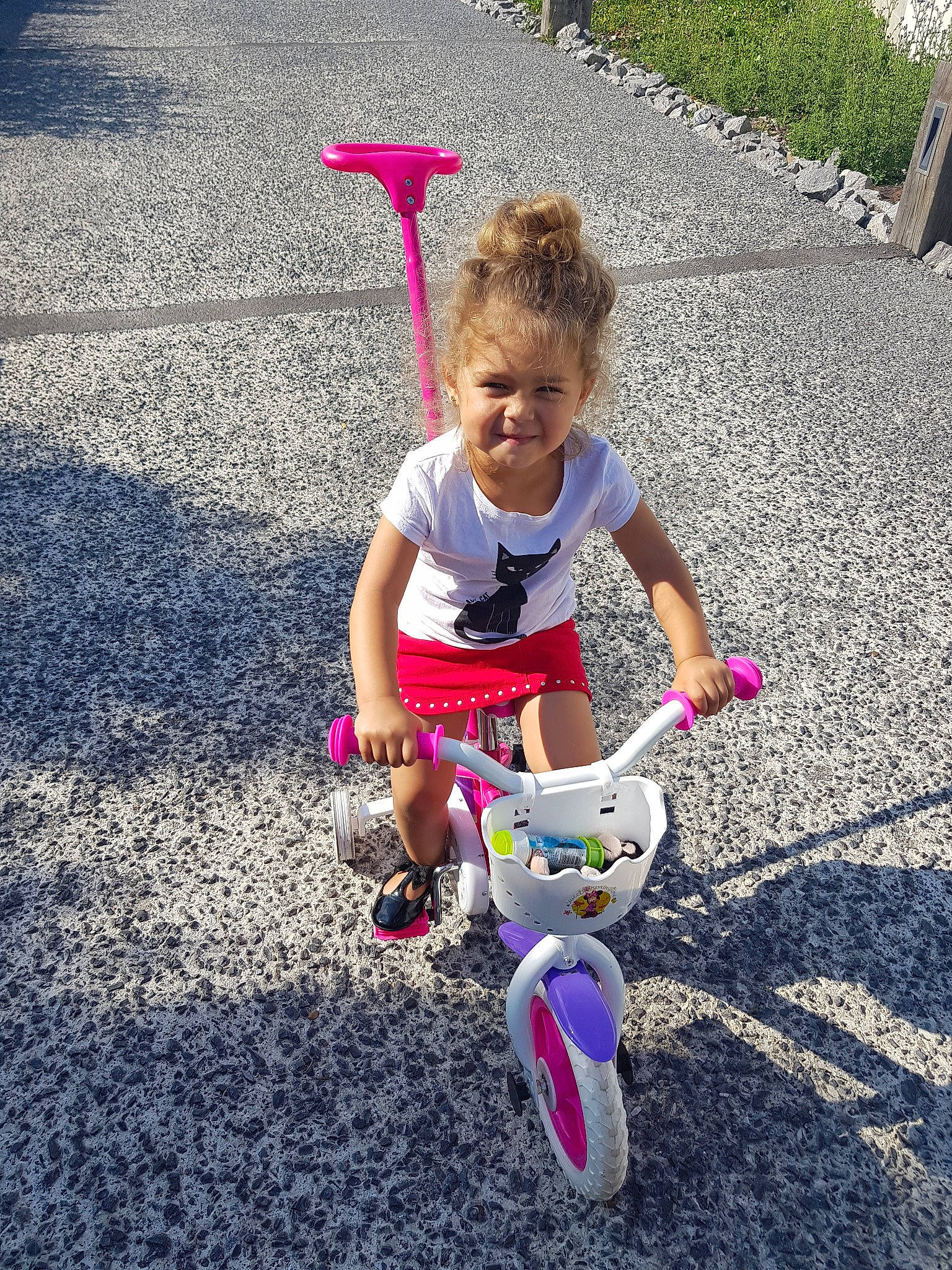 Shaïneze participe au concours pour gagner de l'argent avec cette photo : asphalt, child, joy, kick_scooter, person, plant, play, playground, public_space, recreation, smile, summer, toddler, vacation, vehicle