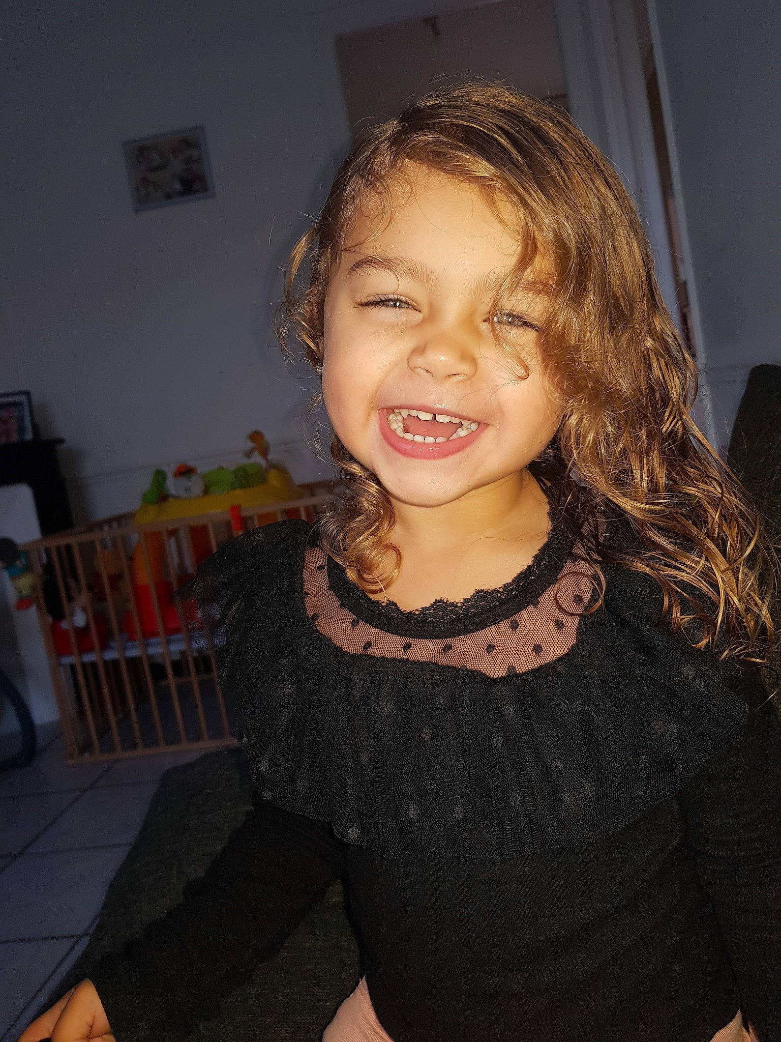 Shaïneze a rejoint le concours — aidez-le/la à gagner de superbes lots ! brown_hair, cheek, child, child_model, chin, face, facial_expression, fun, hair, hairstyle, iris, joy, long_hair, person, smile, toddler, tooth