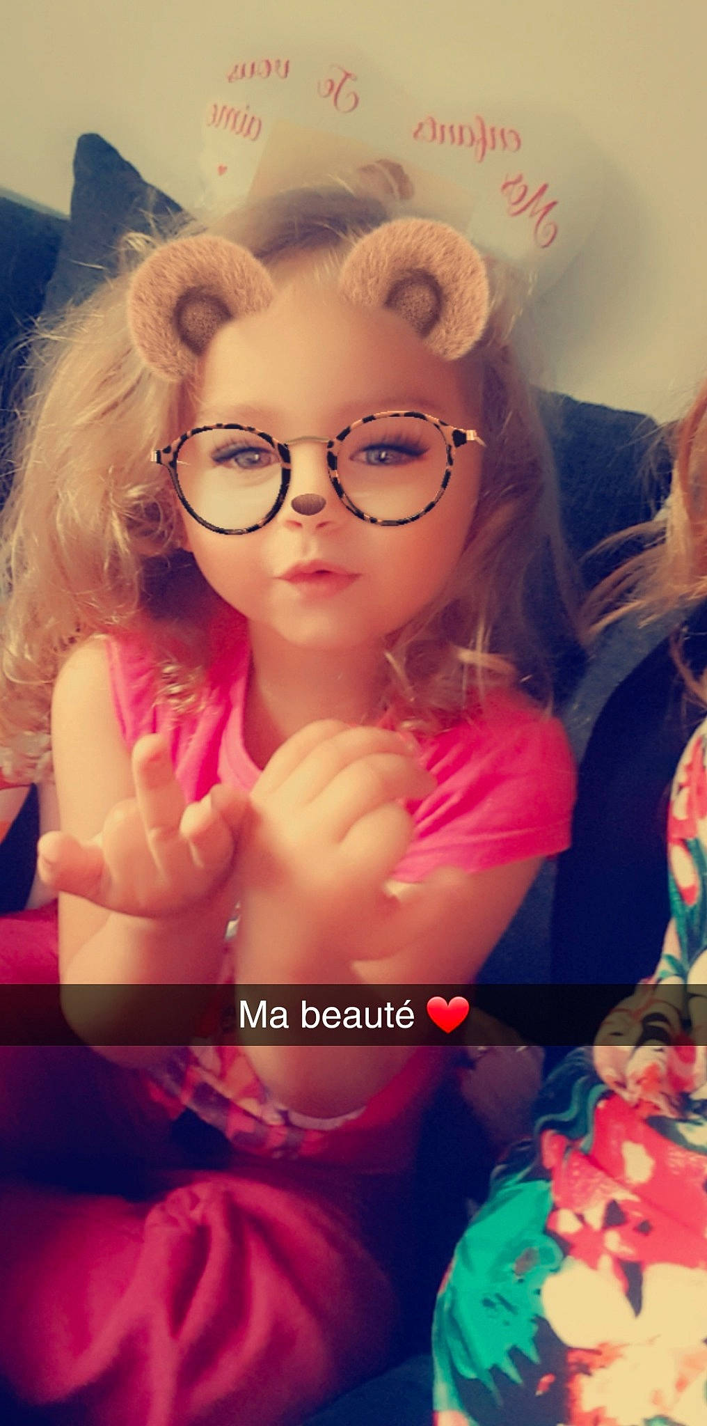 Shaïneze participe au concours pour gagner de l'argent avec cette photo : brown_hair, cheek, child, cool, eyewear, finger, forehead, fun, gesture, glasses, lip, long_hair, mouth, nose, person, photography, pink, selfie, smile, toddler