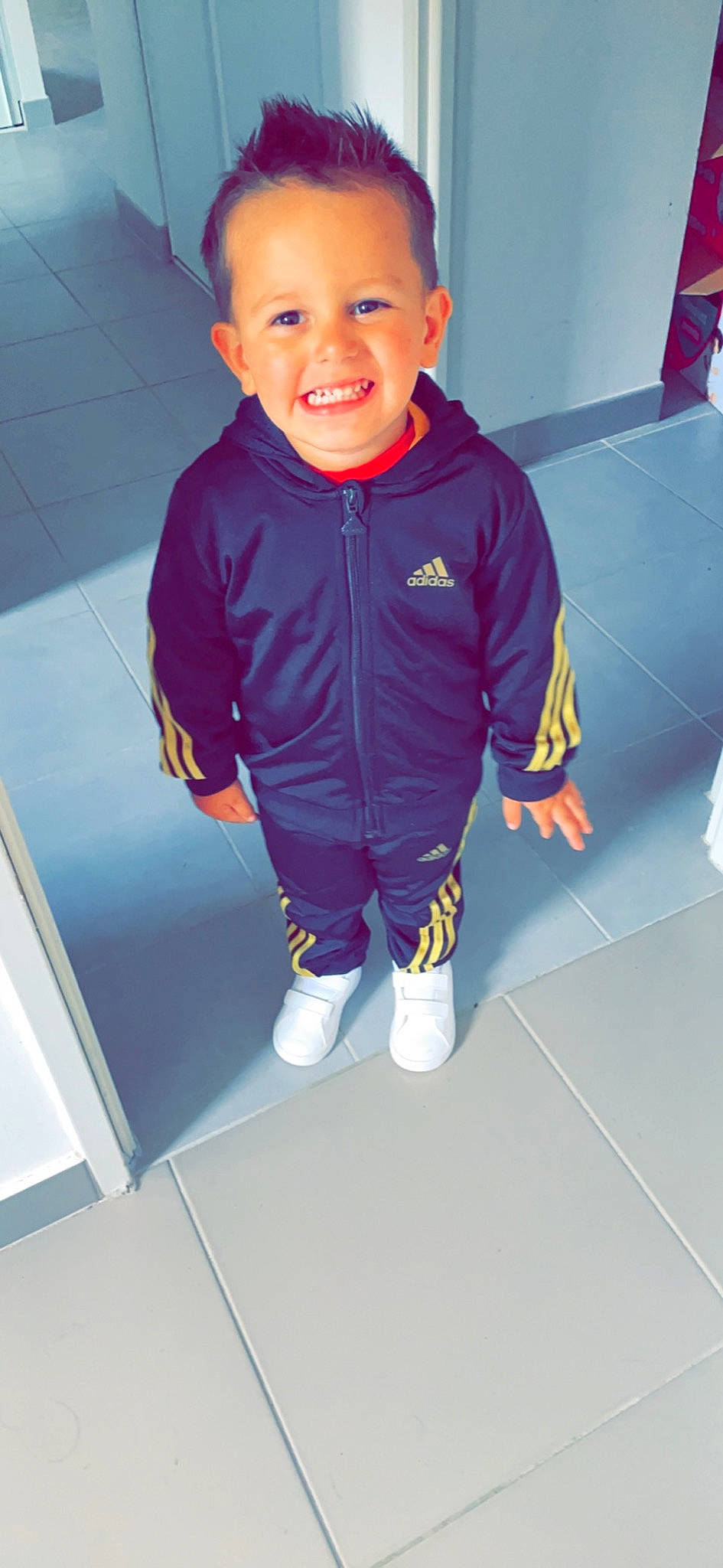 Mathys participe au concours pour gagner de l'argent avec cette photo : baby_toddler_clothing, child, electric_blue, eye, floor, flooring, fun, happy, joy, knee, leg, long_sleeved_t_shirt, person, personal_protective_equipment, purple, sleeve, smile, sportswear, sweatpant, t_shirt