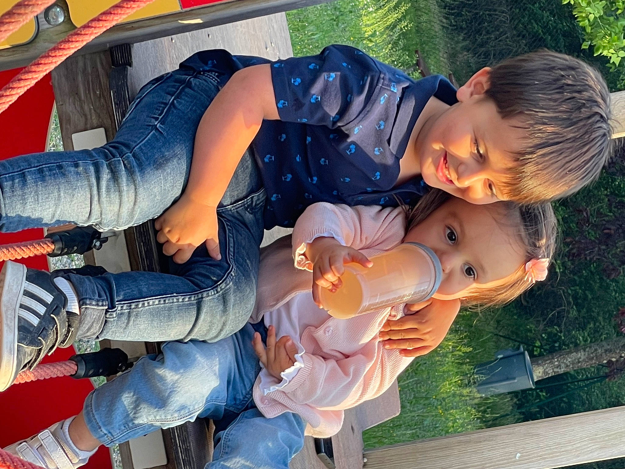 Mathys a rejoint le concours — aidez-le/la à gagner de superbes lots ! boot, child, cool, denim, electric_blue, footwear, fun, grass, happy, jeans, joy, lap, leg, leisure, person, plant, product, shoe, smile, sneakers