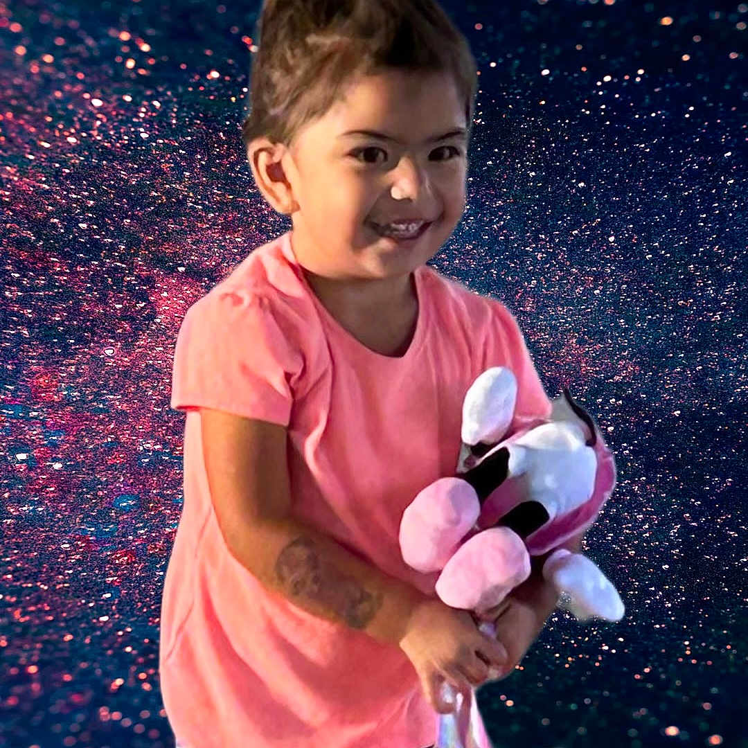 Andrea is registered to the contest to win money with this photo: bodypart, child, clothing, face, female, finger, girl, hand, happy, head, nature, outdoors, performer, person, photography, portrait, sleeve, smile, soloperformance, t_shirt