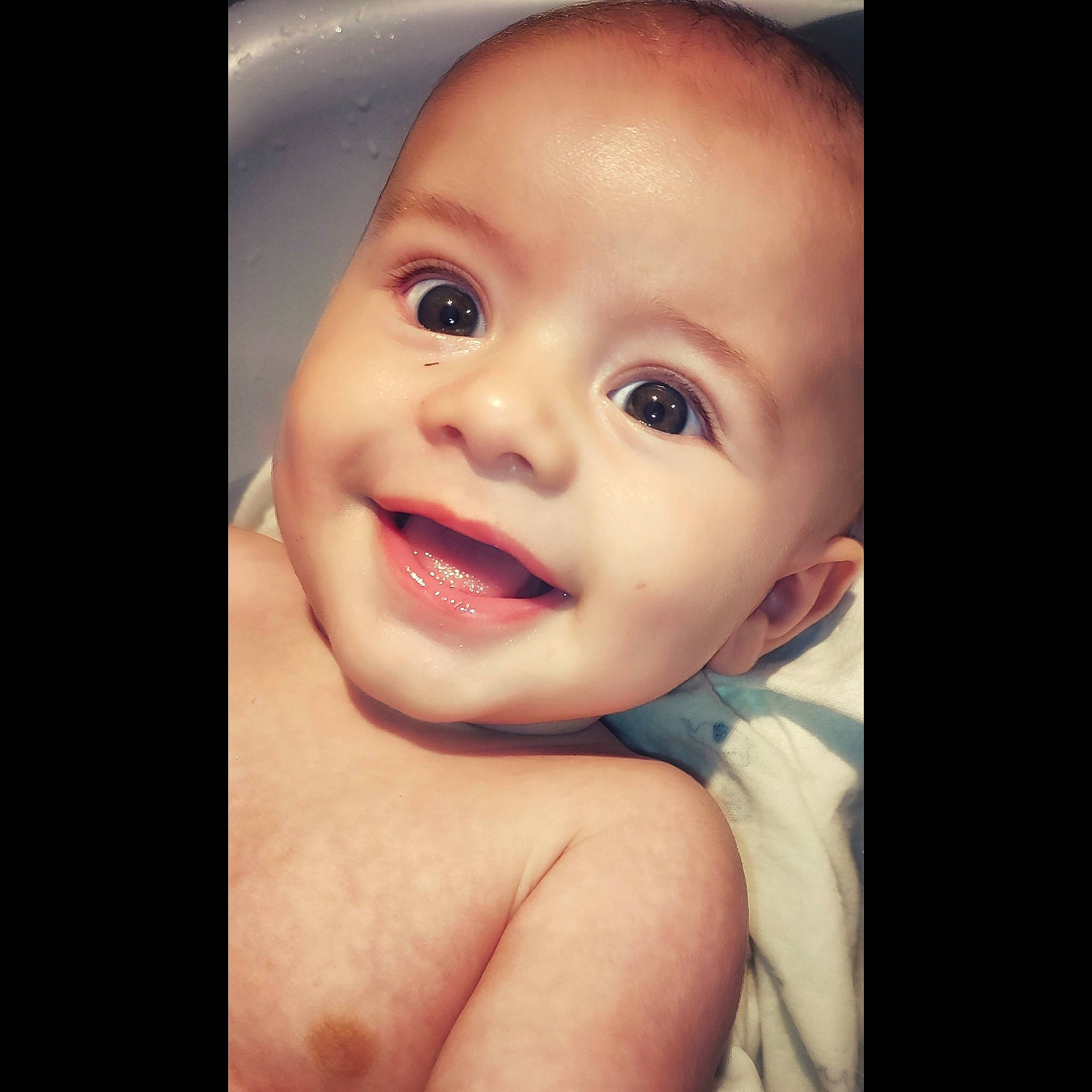 Logan participe au concours pour gagner de l'argent avec cette photo : baby, baby_laughing, baby_making_funny_faces, cheek, cloud, ear, eyelash, flash_photography, gesture, happy, human_body, iris, jaw, joy, lip, mouth, neck, nose, person, skin